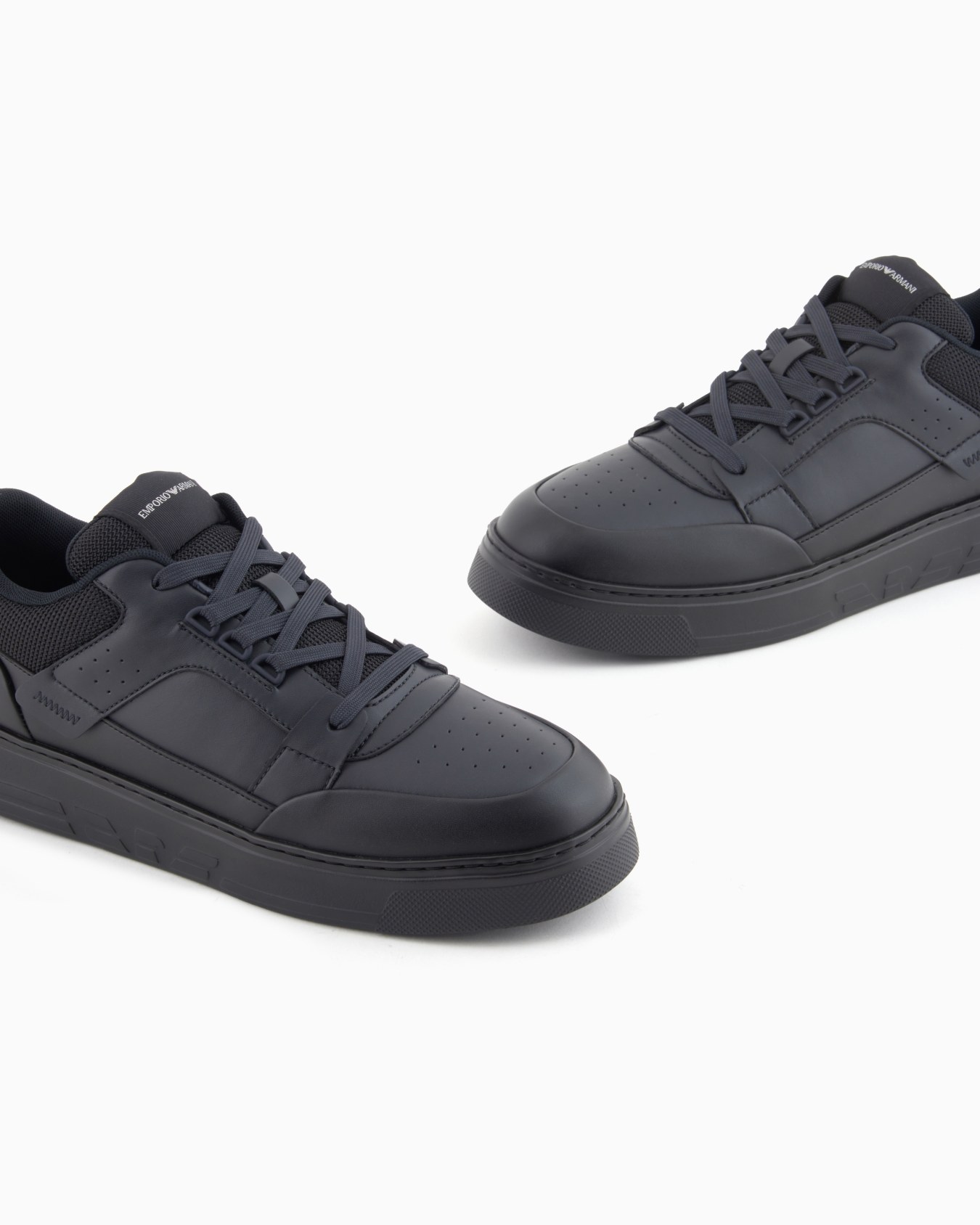 Deportivas de piel con detalles de malla Diapositiva 4