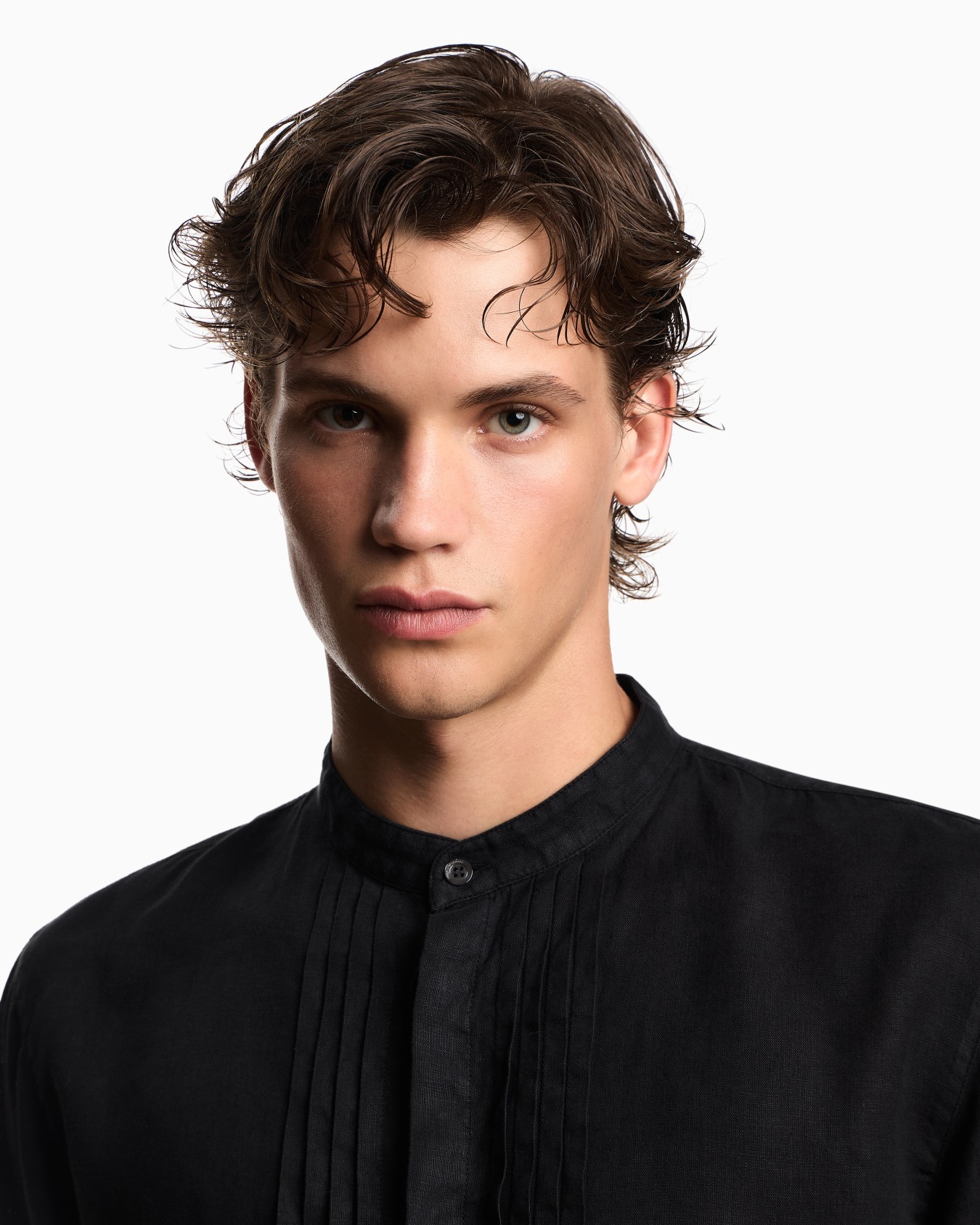 Garment-dyed linen shirt with guru collar and pleated detail Slide 4