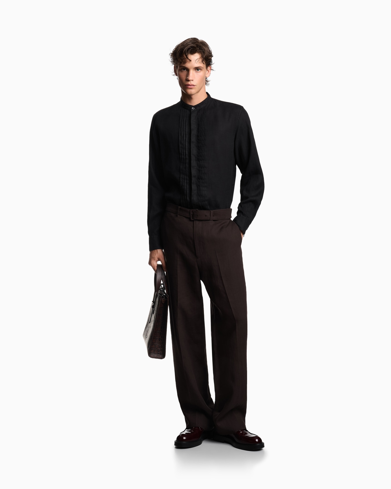 Garment-dyed linen shirt with guru collar and pleated detail Slide 1