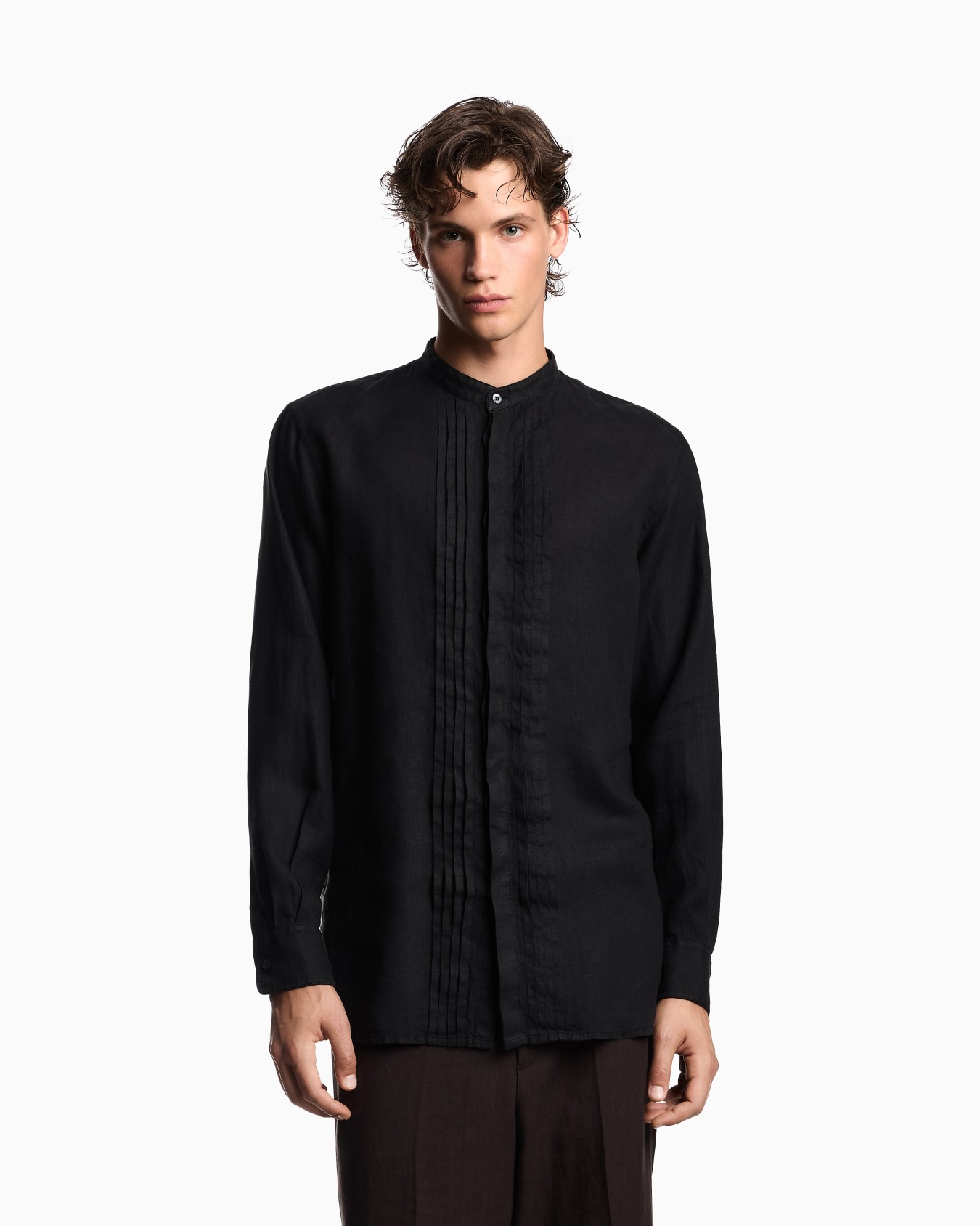 Garment-dyed linen shirt with guru collar and pleated detail Slide 3