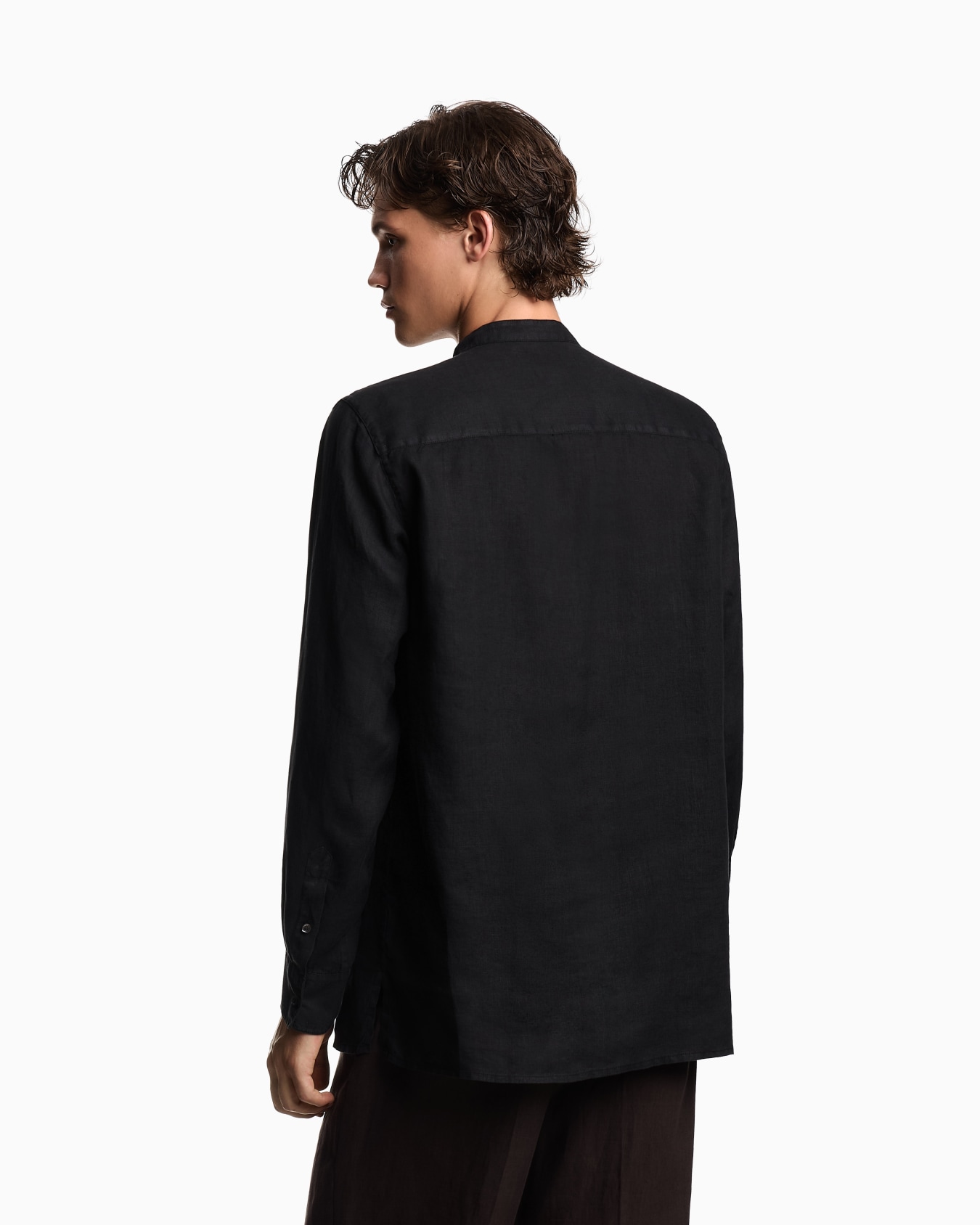 Garment-dyed linen shirt with guru collar and pleated detail Slide 2