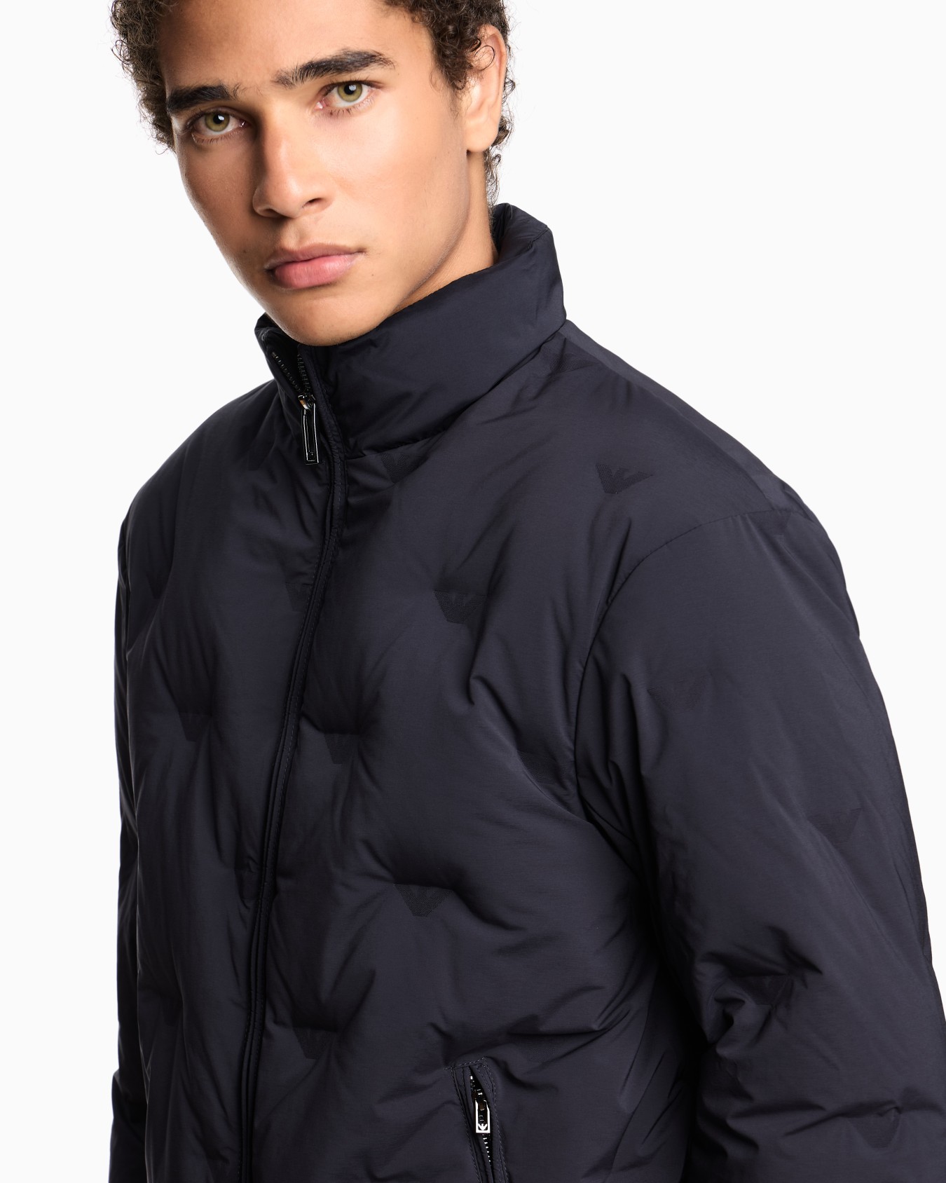 Chaqueta de plumas de nailon con cremallera completa y motivo integral de microáguilas en intarsia Diapositiva 5
