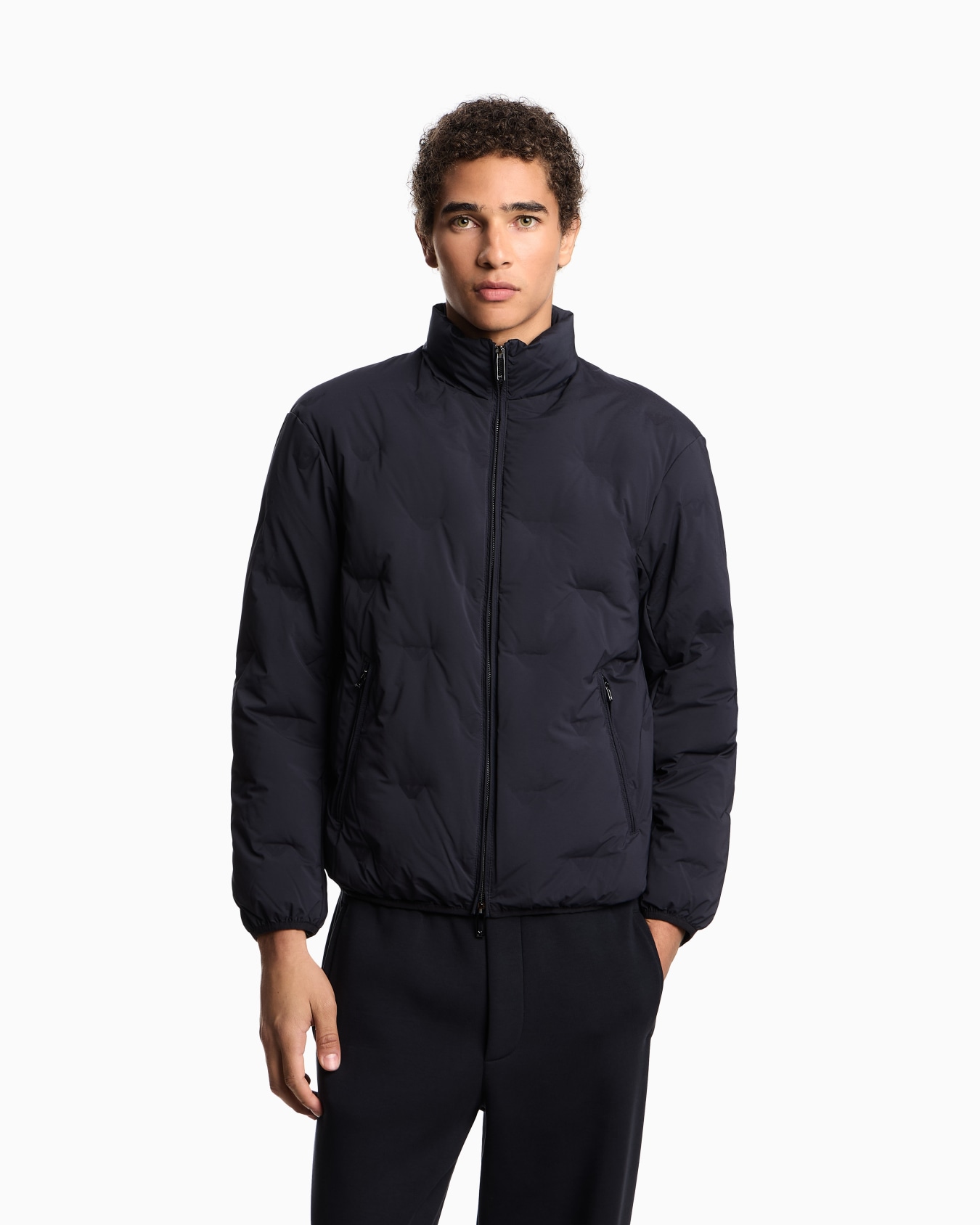 Chaqueta de plumas de nailon con cremallera completa y motivo integral de microáguilas en intarsia Diapositiva 4