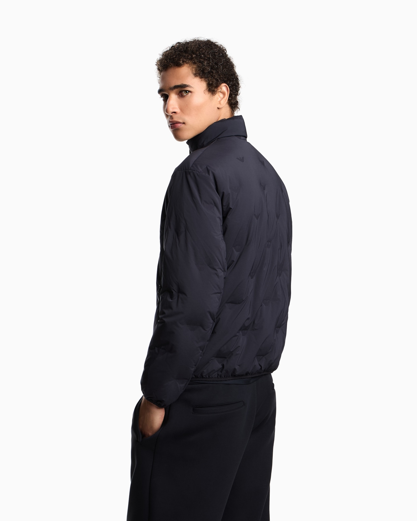 Chaqueta de plumas de nailon con cremallera completa y motivo integral de microáguilas en intarsia Diapositiva 3