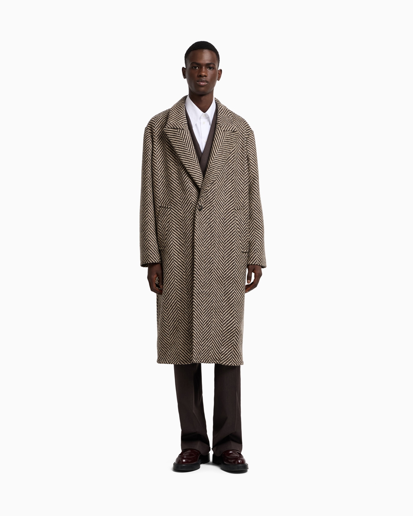 Single-breasted coat in a chevron wool tweed Slide 4