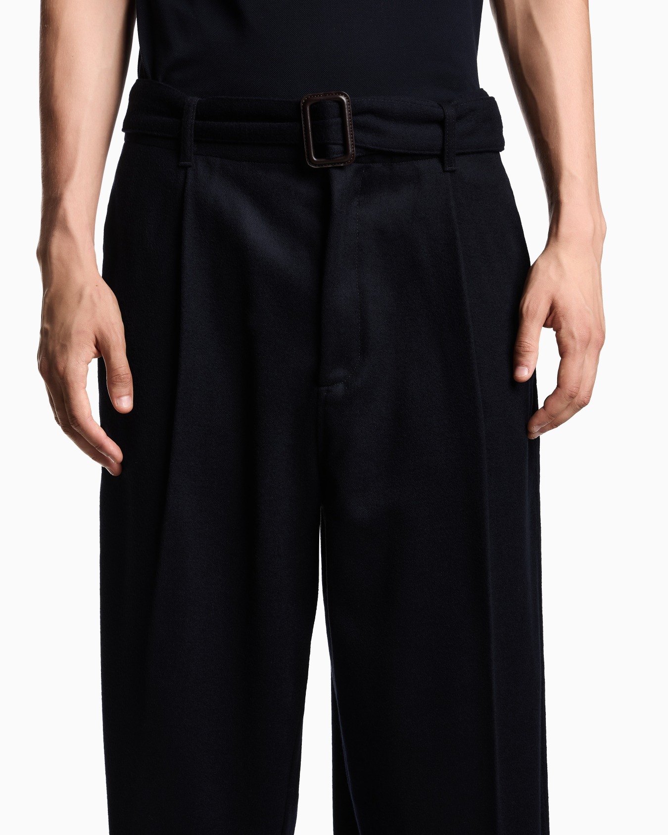Pantalones con cinturón de lana virgen  Diapositiva 4