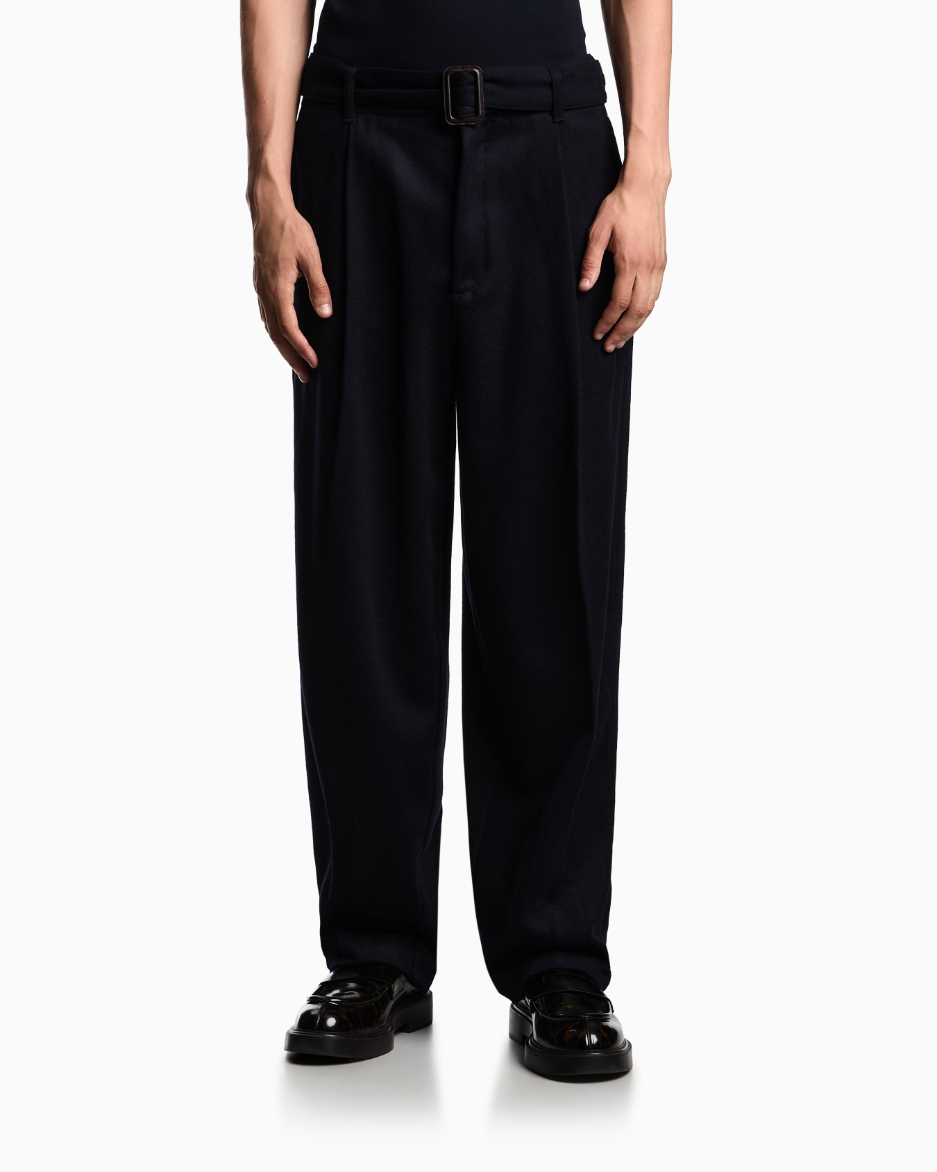 Pantalones con cinturón de lana virgen  Diapositiva 3