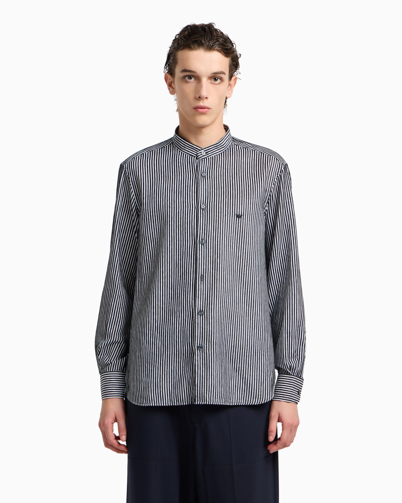 Chenille shirt with a guru collar with a striped motif Slide 4
