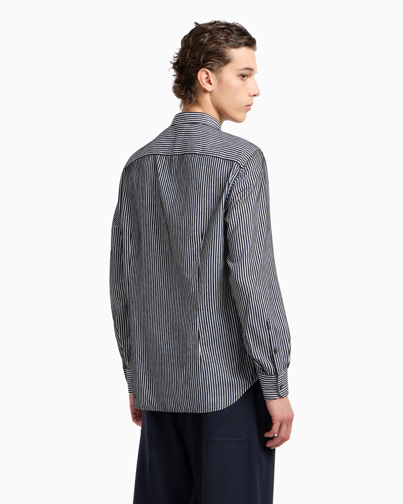 Chenille shirt with a guru collar with a striped motif Slide 3