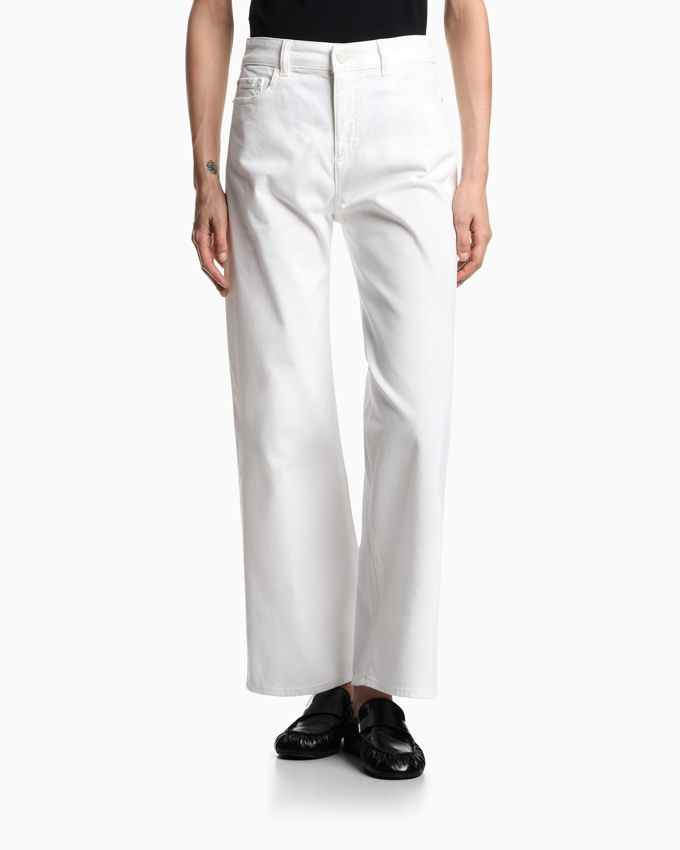 J33 Mid-rise, cropped wide-leg jeans in garment-dyed stretch drill Slide 3