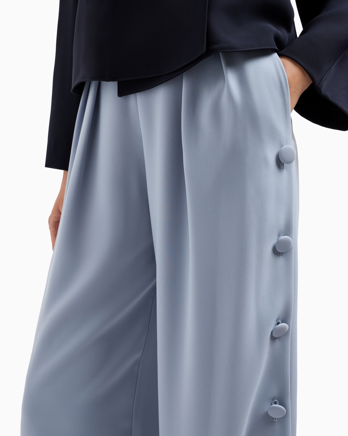 Pantaloni in tecno cady con pinces e bottoni laterali Slide 4