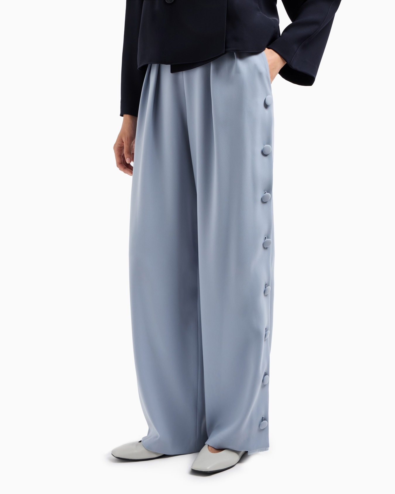 Pantaloni in tecno cady con pinces e bottoni laterali Slide 1