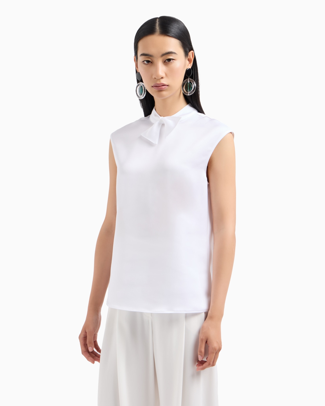 Bluse mit Schleifenkragen aus Satin Folie 1