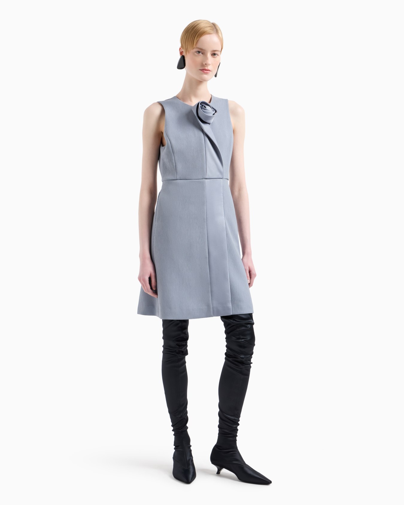 Vestido de tejido técnico elástico con canalé y detalle de rosa en satén Diapositiva 1