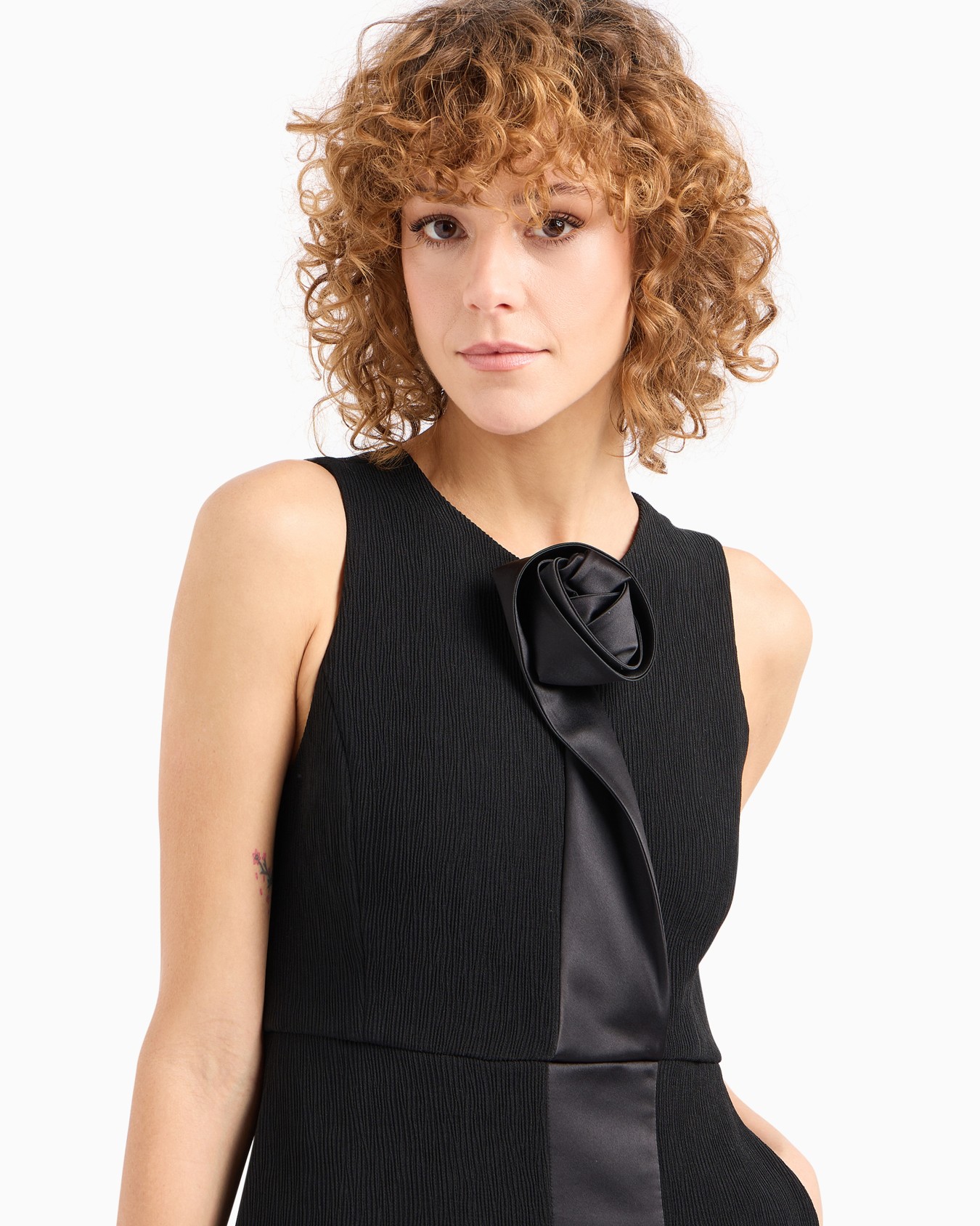Vestido de tejido técnico elástico con canalé y detalle de rosa en satén Diapositiva 5