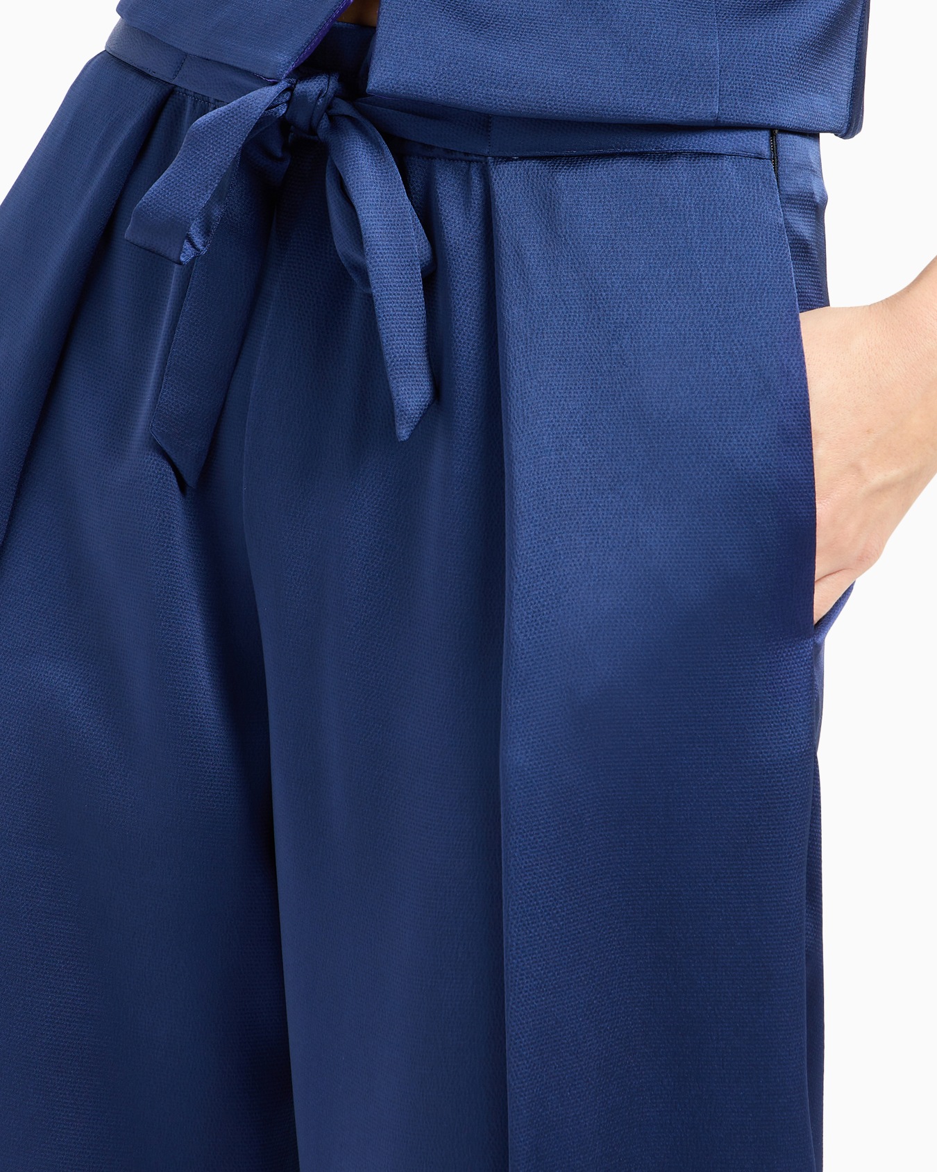 Pantalones fruncidos con cintas en crepé de satén elástico Diapositiva 5