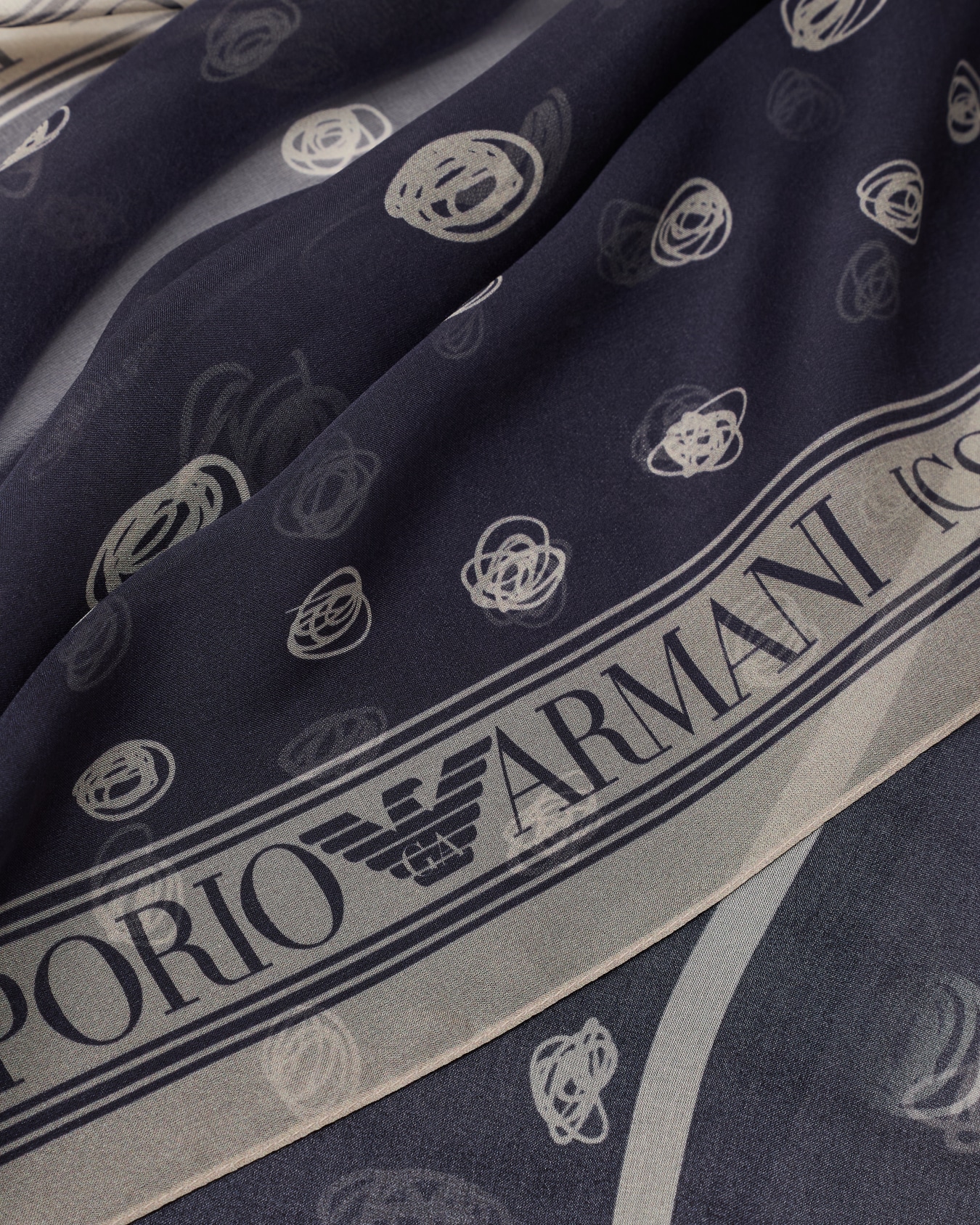 Foulard in pura seta fantasia astratta all over Icon Slide 1