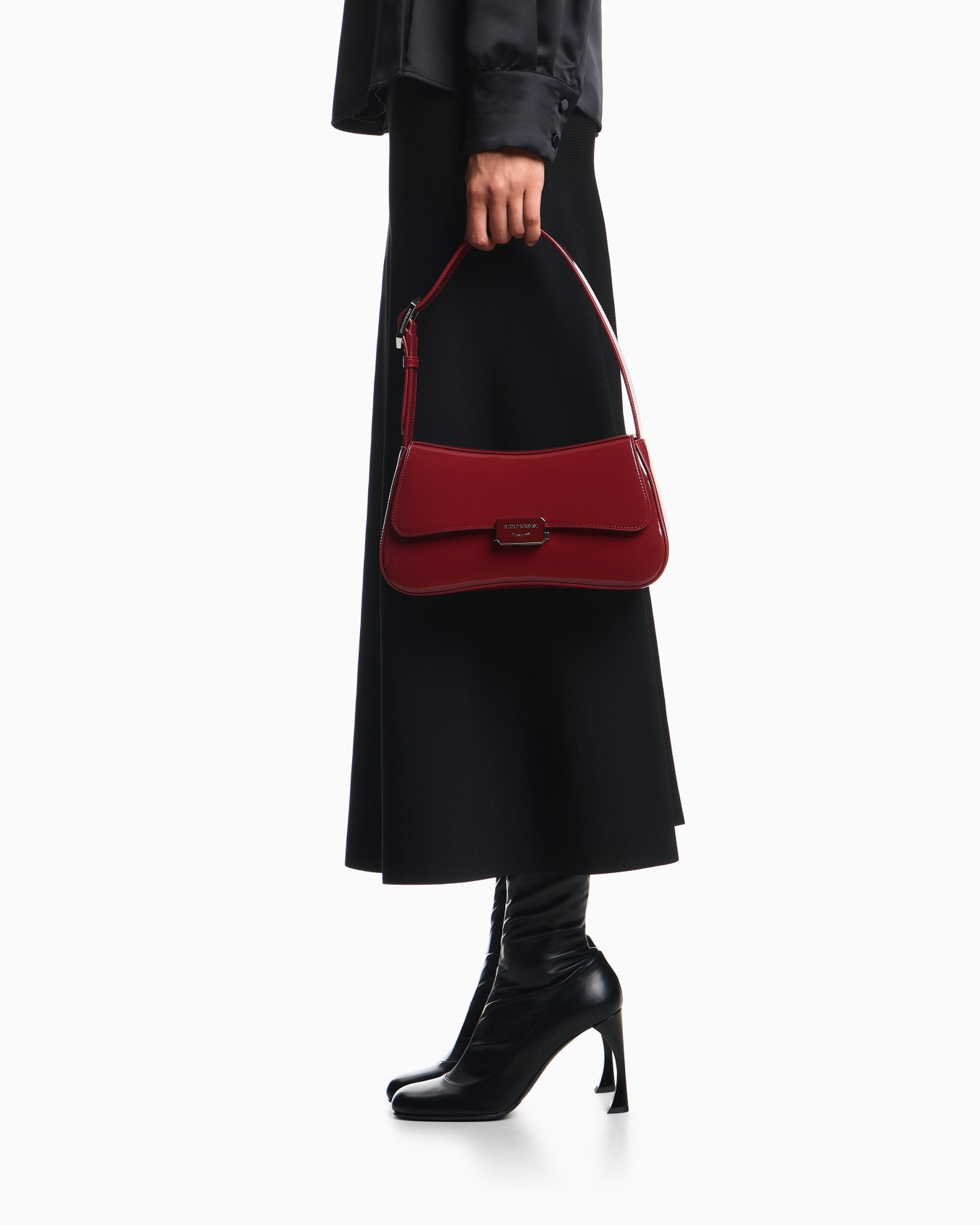 Patent-effect shoulder bag Slide 5