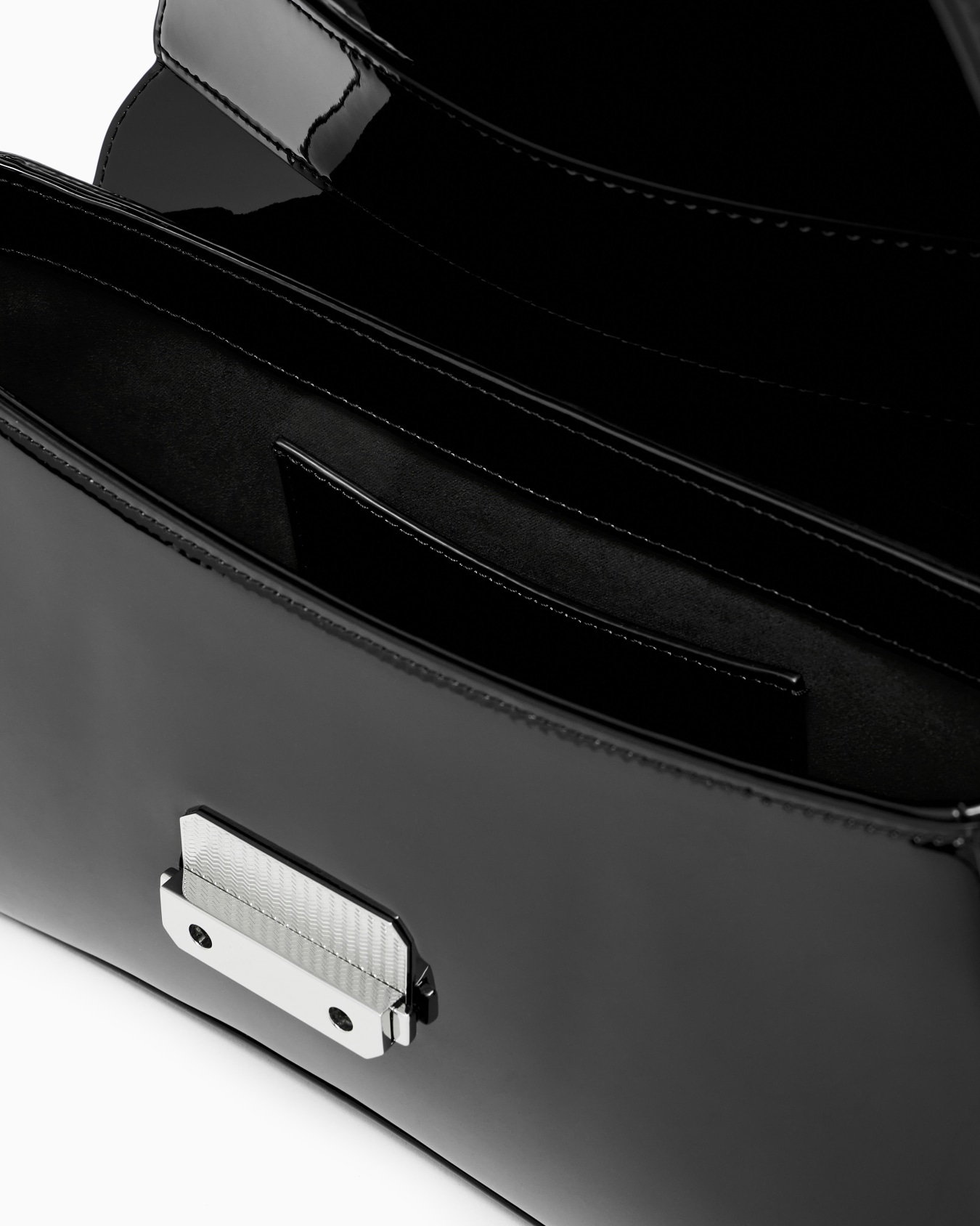 Patent-effect shoulder bag Slide 3