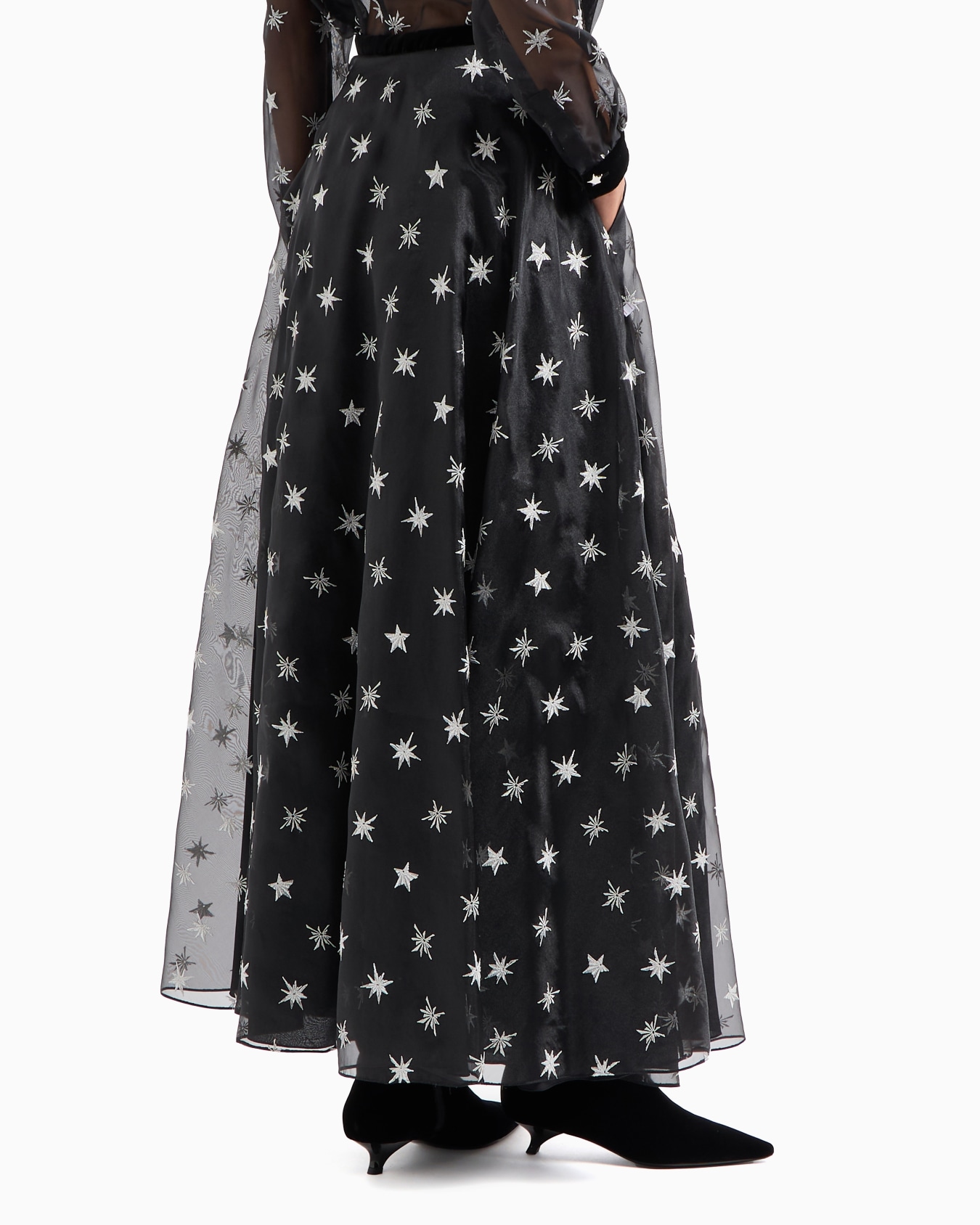 Langer Organzarock mit Allover-Sternstickerei und Samttaille Folie 1