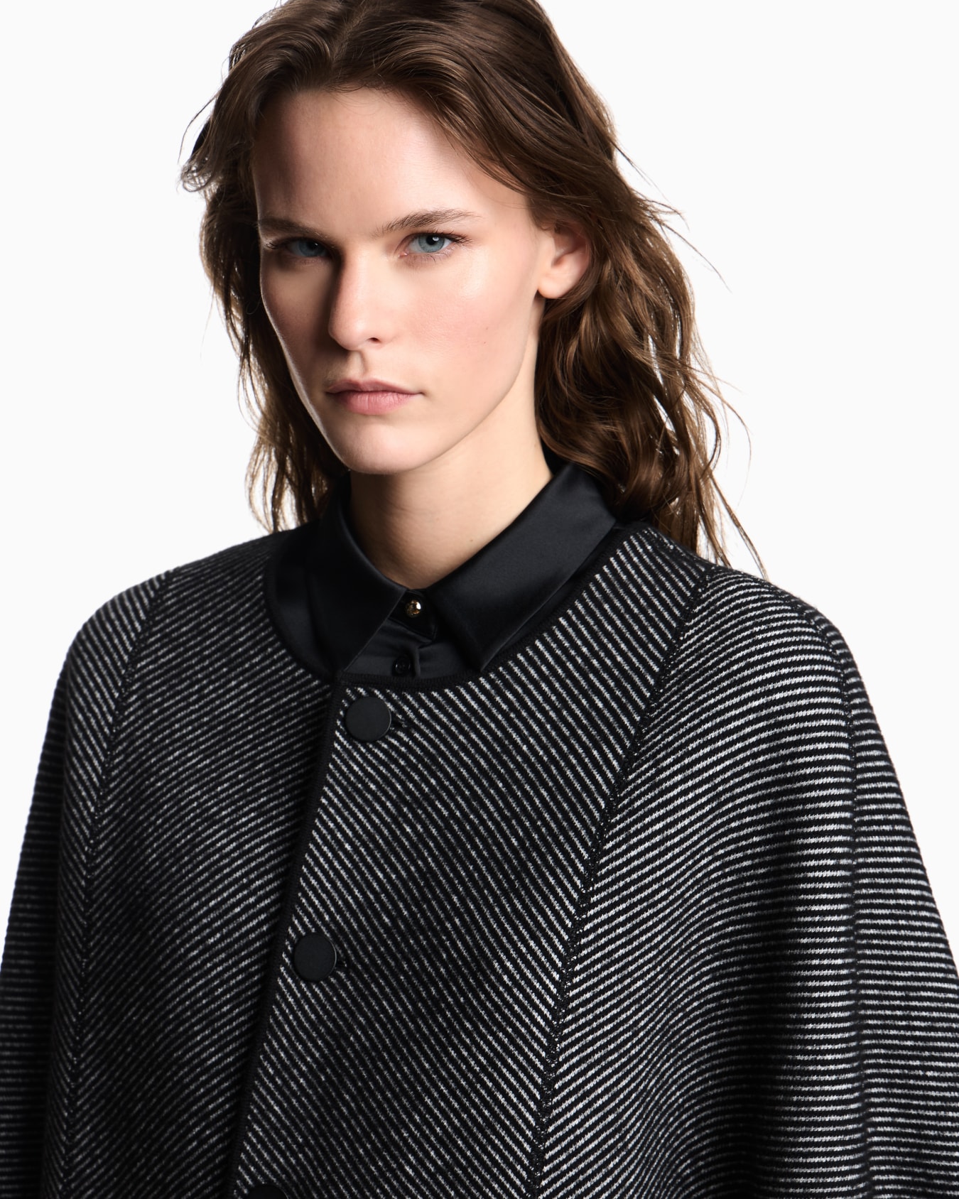 Double-sided knitted virgin wool cape Slide 6