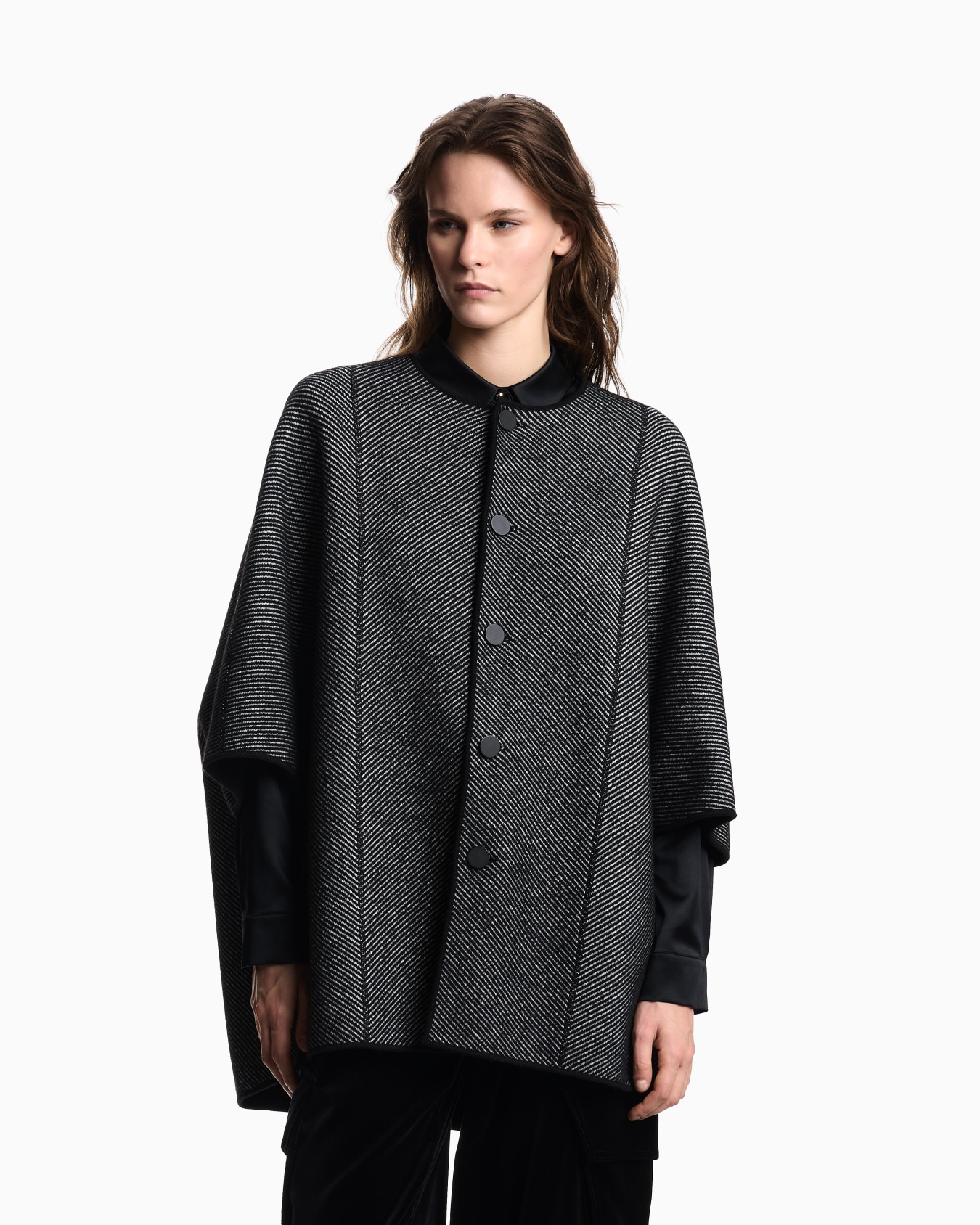 Double-sided knitted virgin wool cape Slide 3
