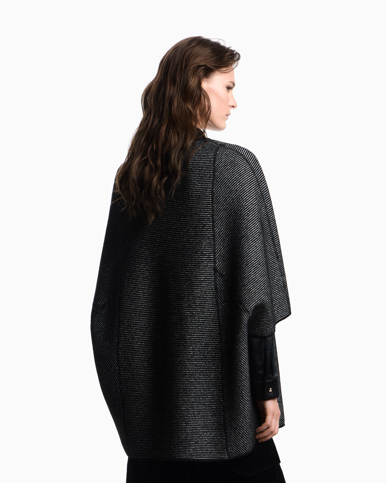 Double-sided knitted virgin wool cape Slide 2