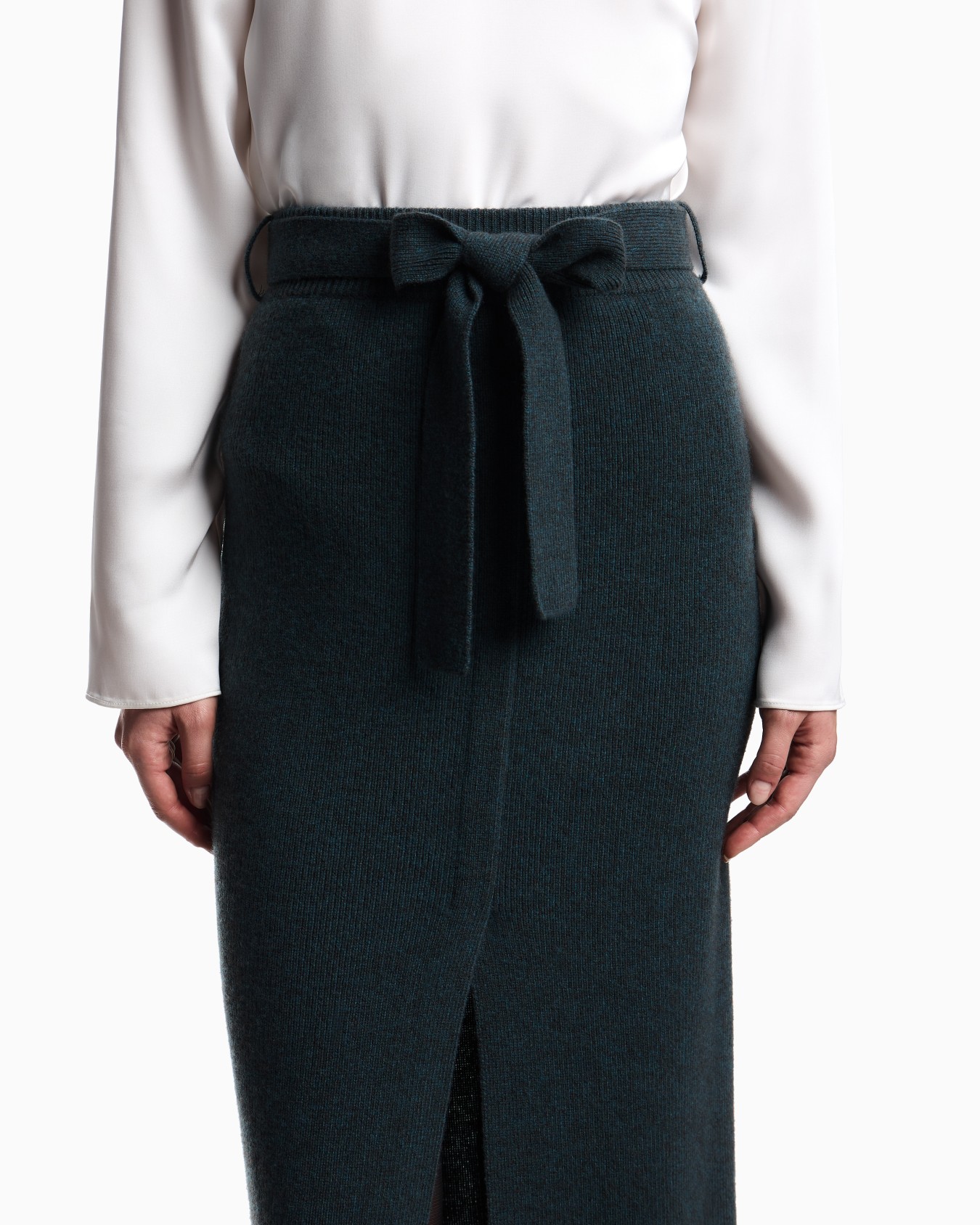 Wool long skirt with slit and belt Slide 4