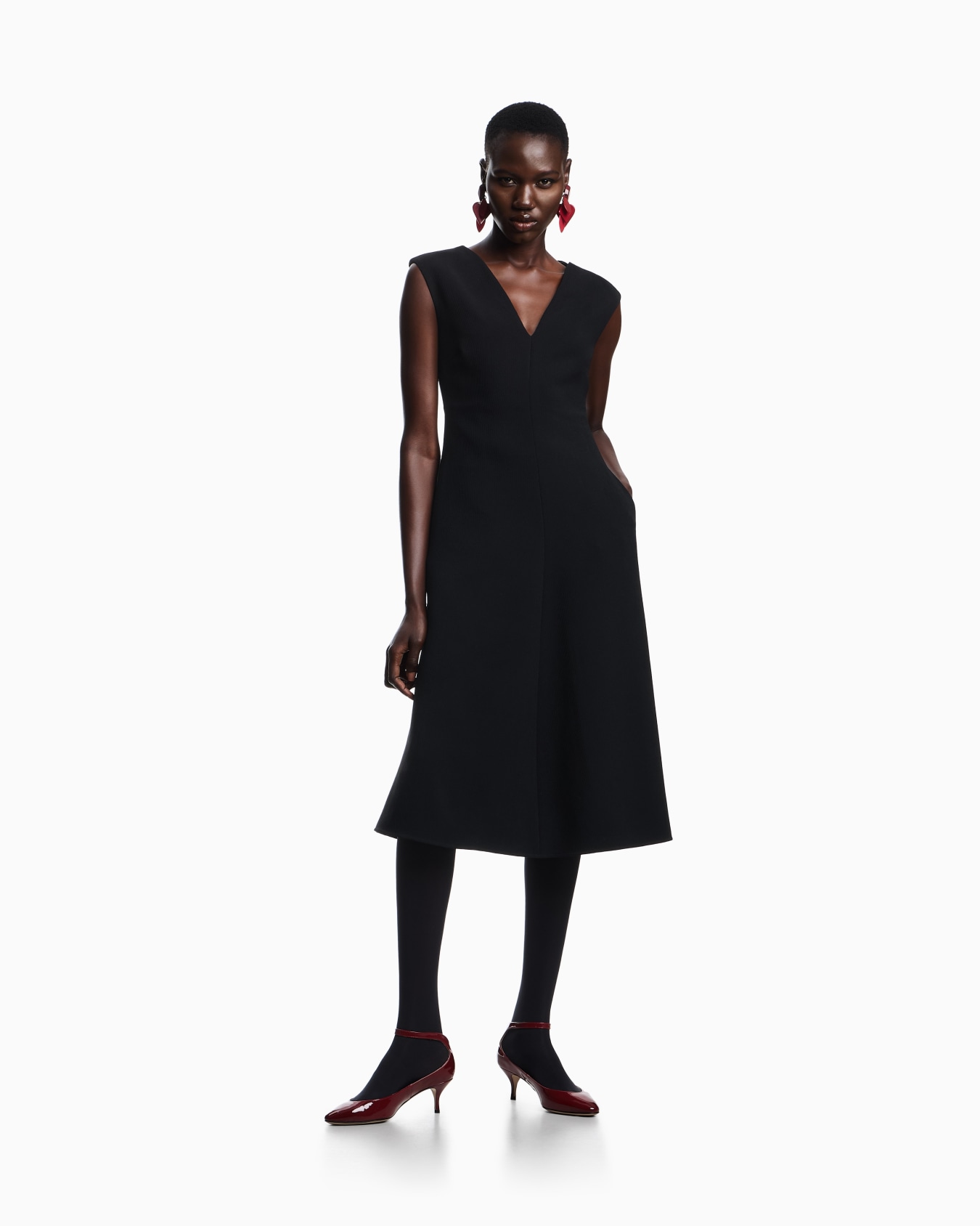 Ausgestelltes Kleid aus fließendem Crêpe mit Baumrindeneffekt Folie 1
