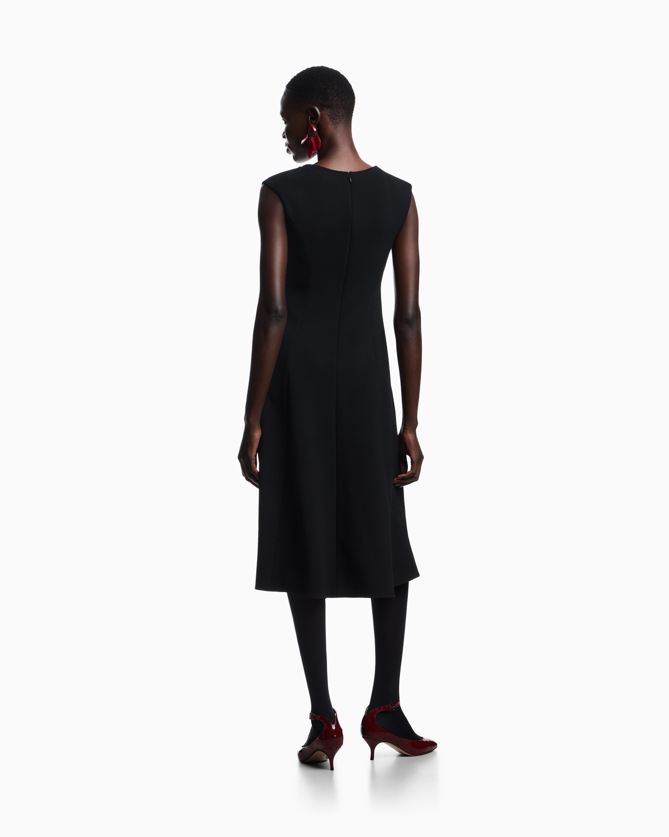 Ausgestelltes Kleid aus fließendem Crêpe mit Baumrindeneffekt Folie 2