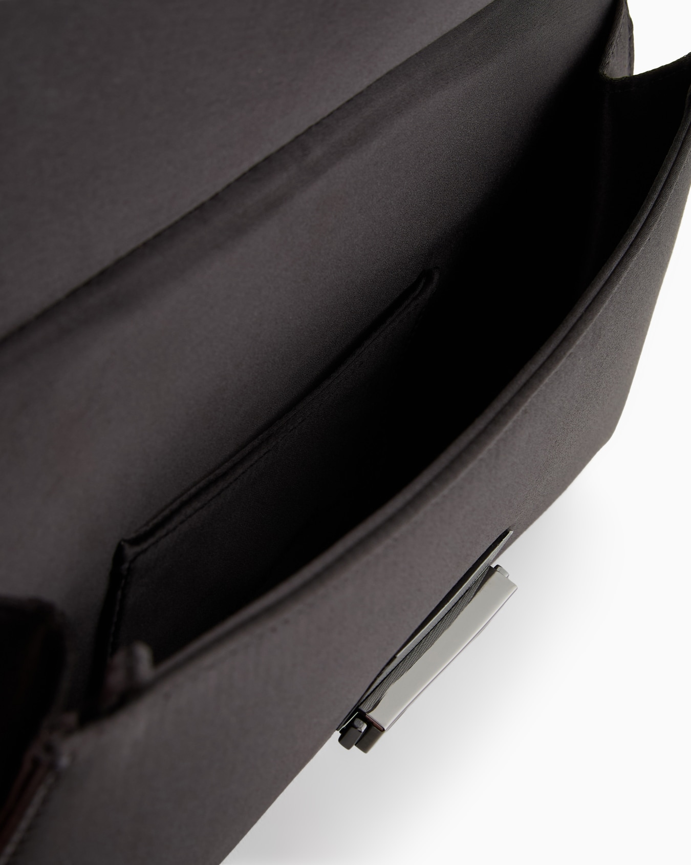 Pochette en satin avec chaîne Diapositive 3