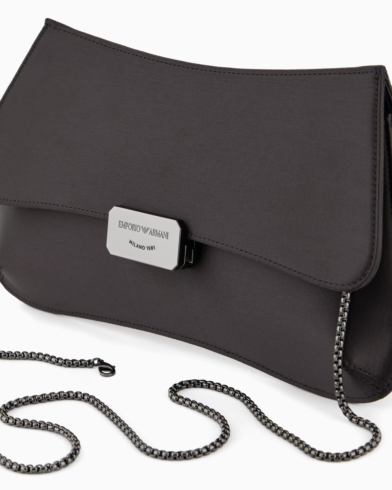 Pochette en satin avec chaîne Diapositive 4