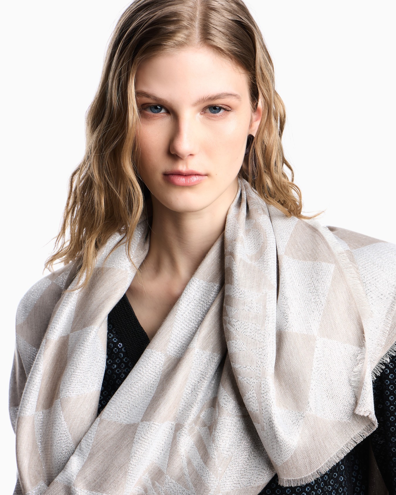 Jacquard lurex stole with check motif Slide 2