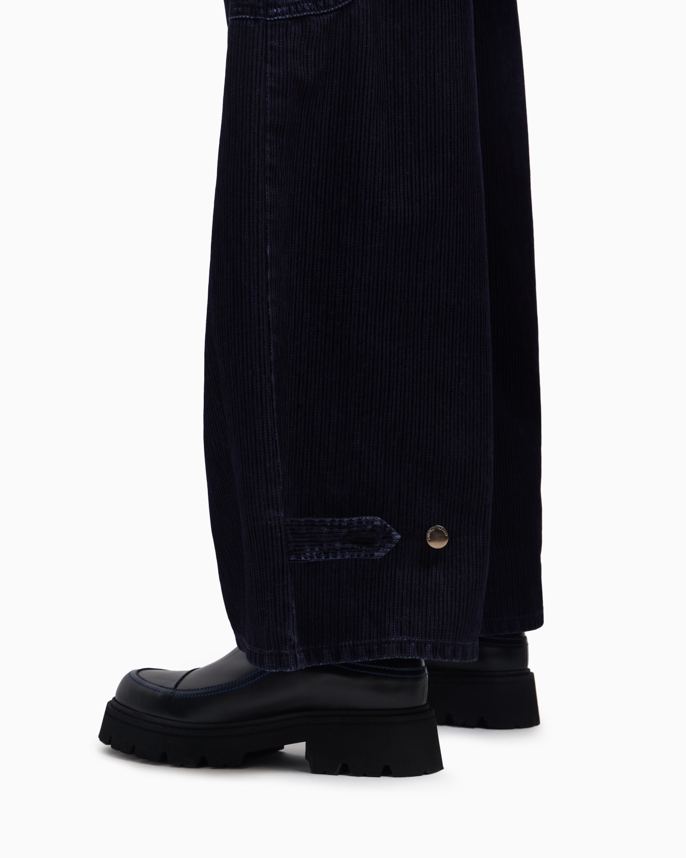 J2G flocked-rib garment-dyed drill cargo jeans Slide 4