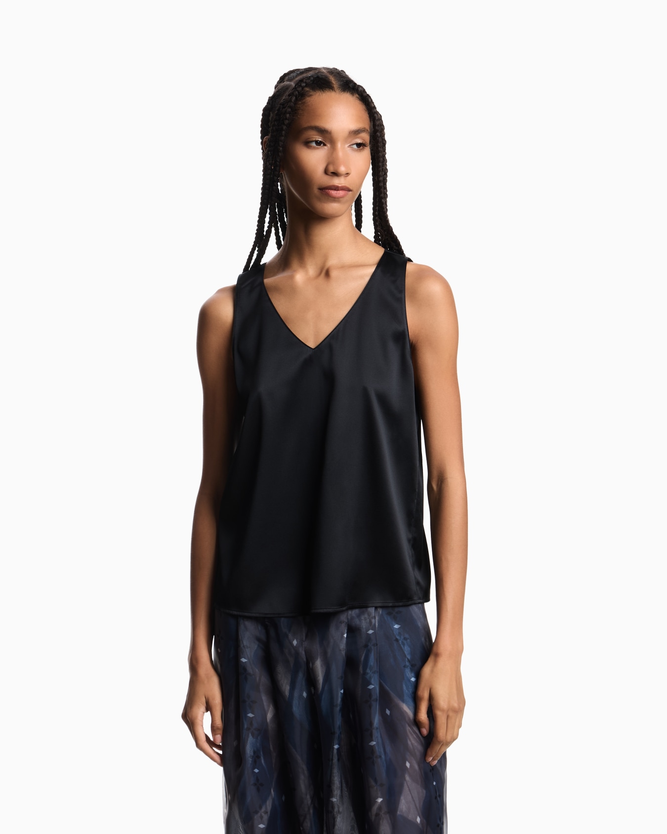 Top avec col en V en satin de soie  Diapositive 3