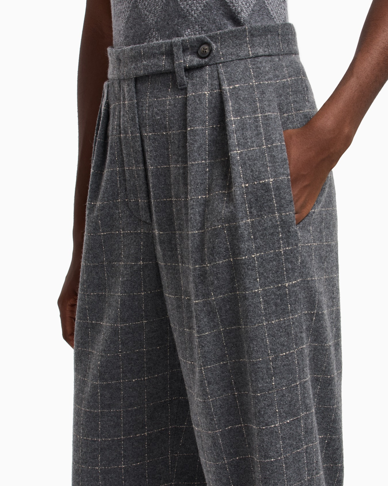 Icon check-motif flannel trousers with pleats Slide 4