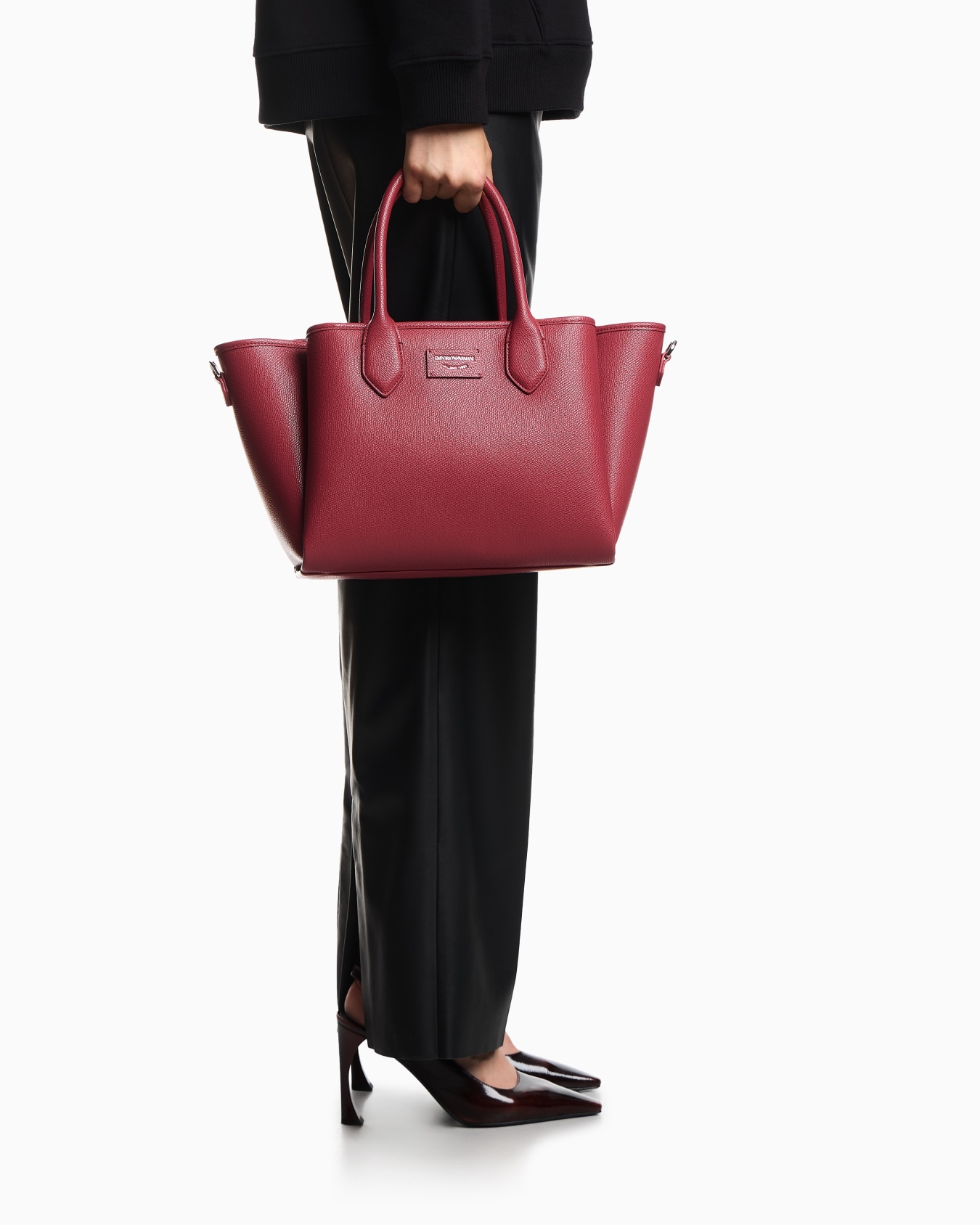 Medium shopper bag with palmellato finish Slide 6