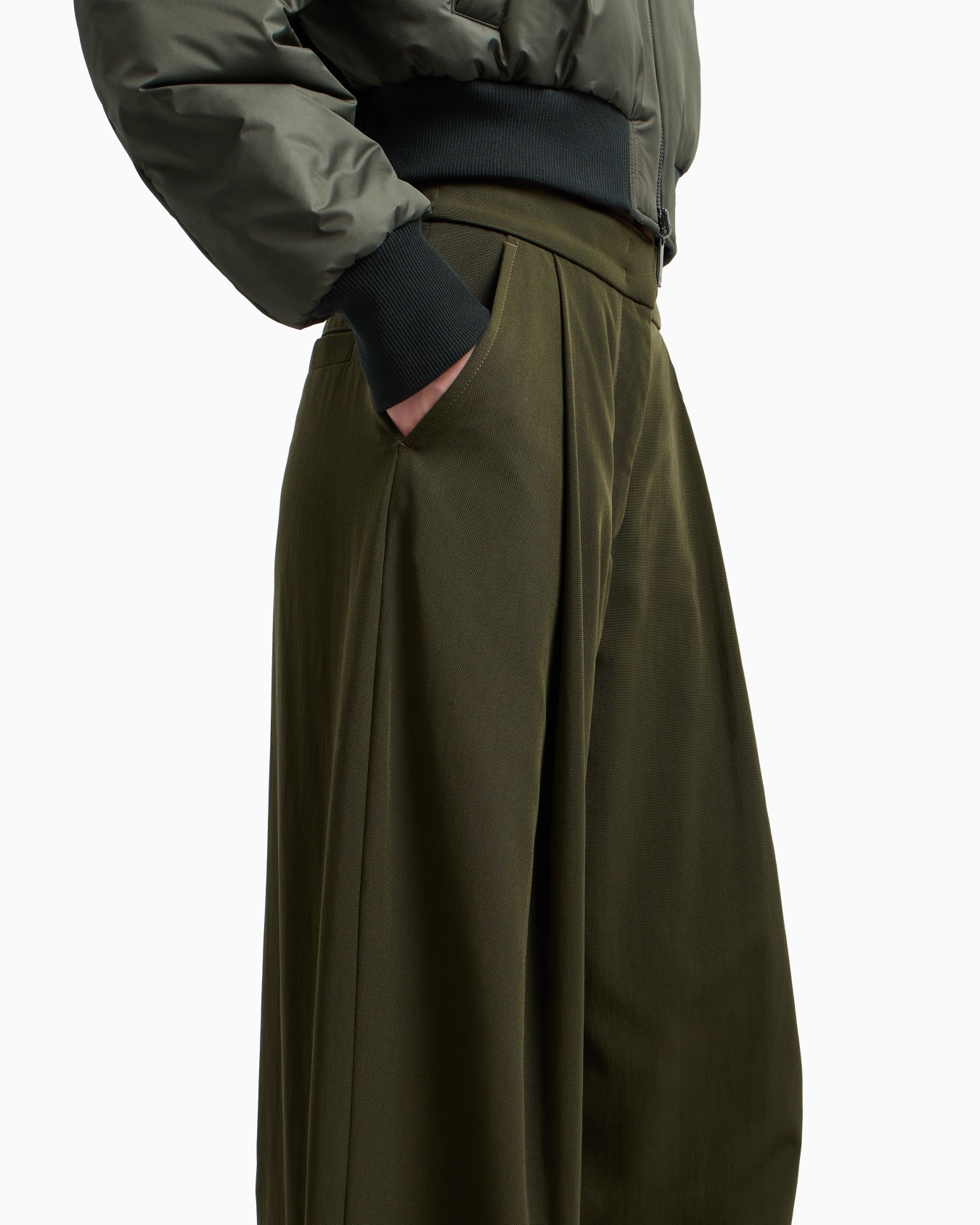 New York capsule collection canvas trousers with darts Slide 5