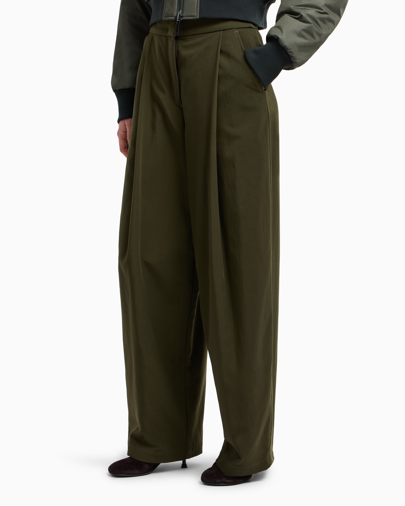 New York capsule collection canvas trousers with darts Slide 4