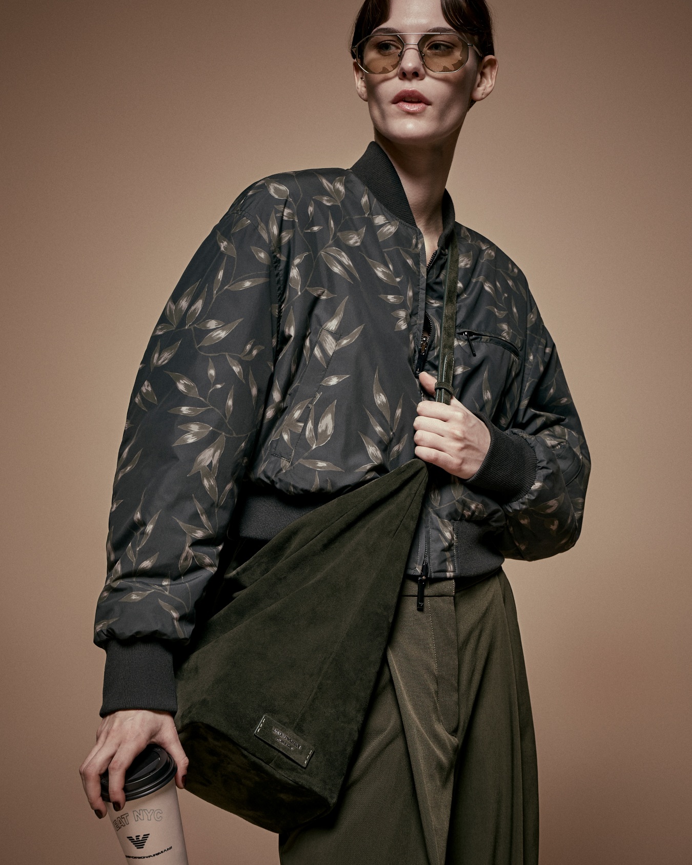 New York capsule collection canvas trousers with darts Slide 6