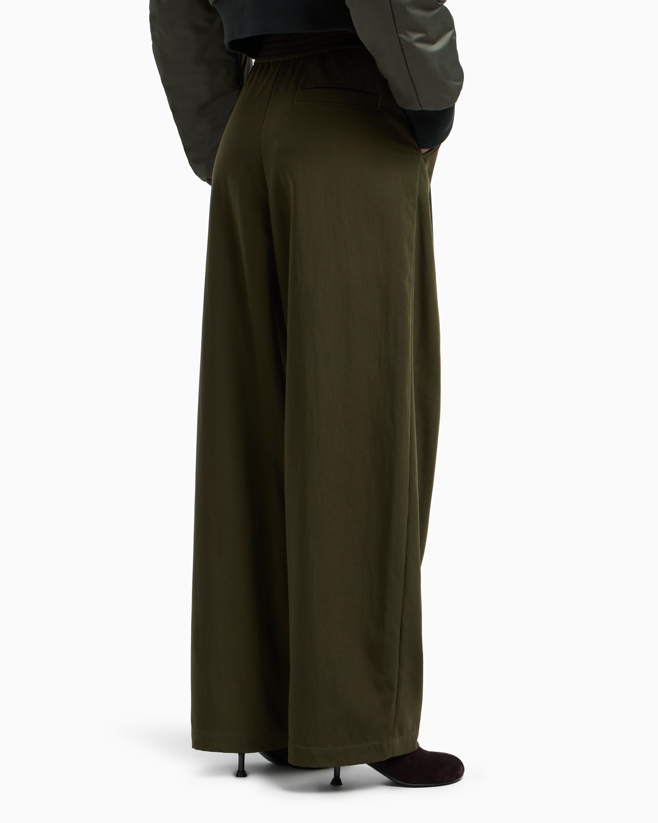New York capsule collection canvas trousers with darts Slide 3