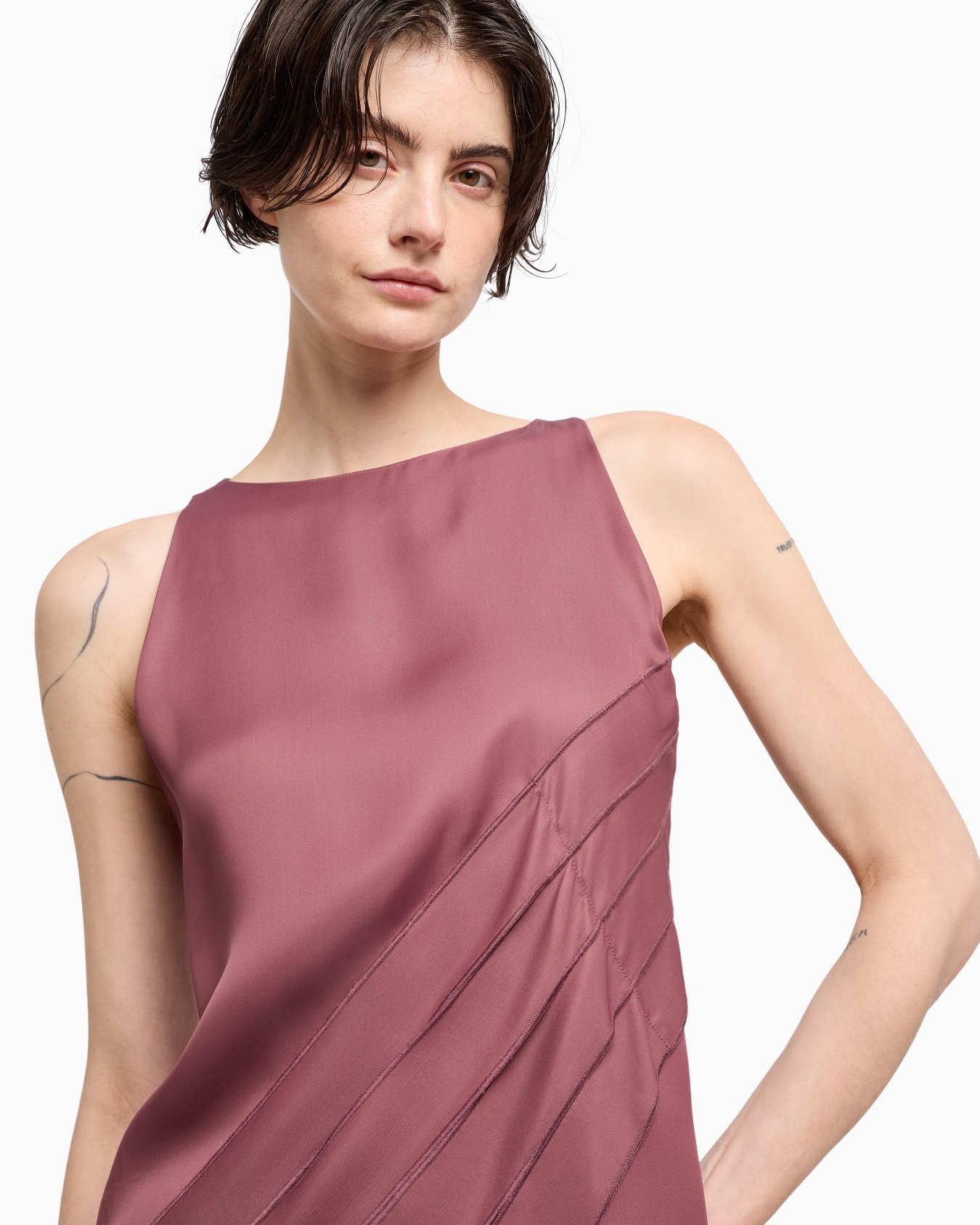 Robe à franges en satin Capsule Polygon Diapositive 4
