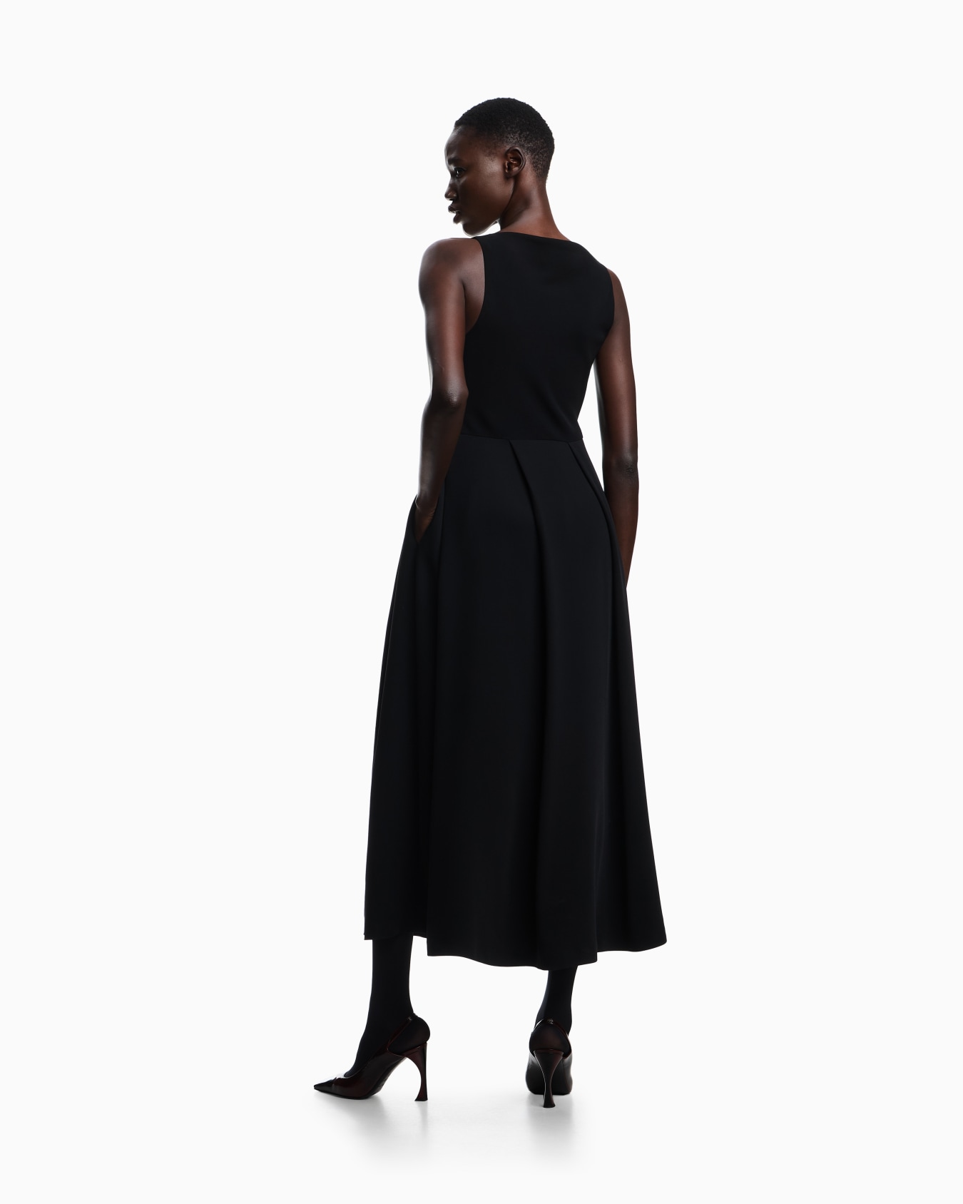 Robe sans manche avec plis en cady technique Diapositive 2