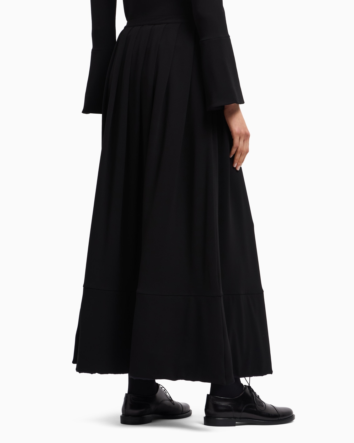 Crêpe jersey long skirt with darts Slide 3