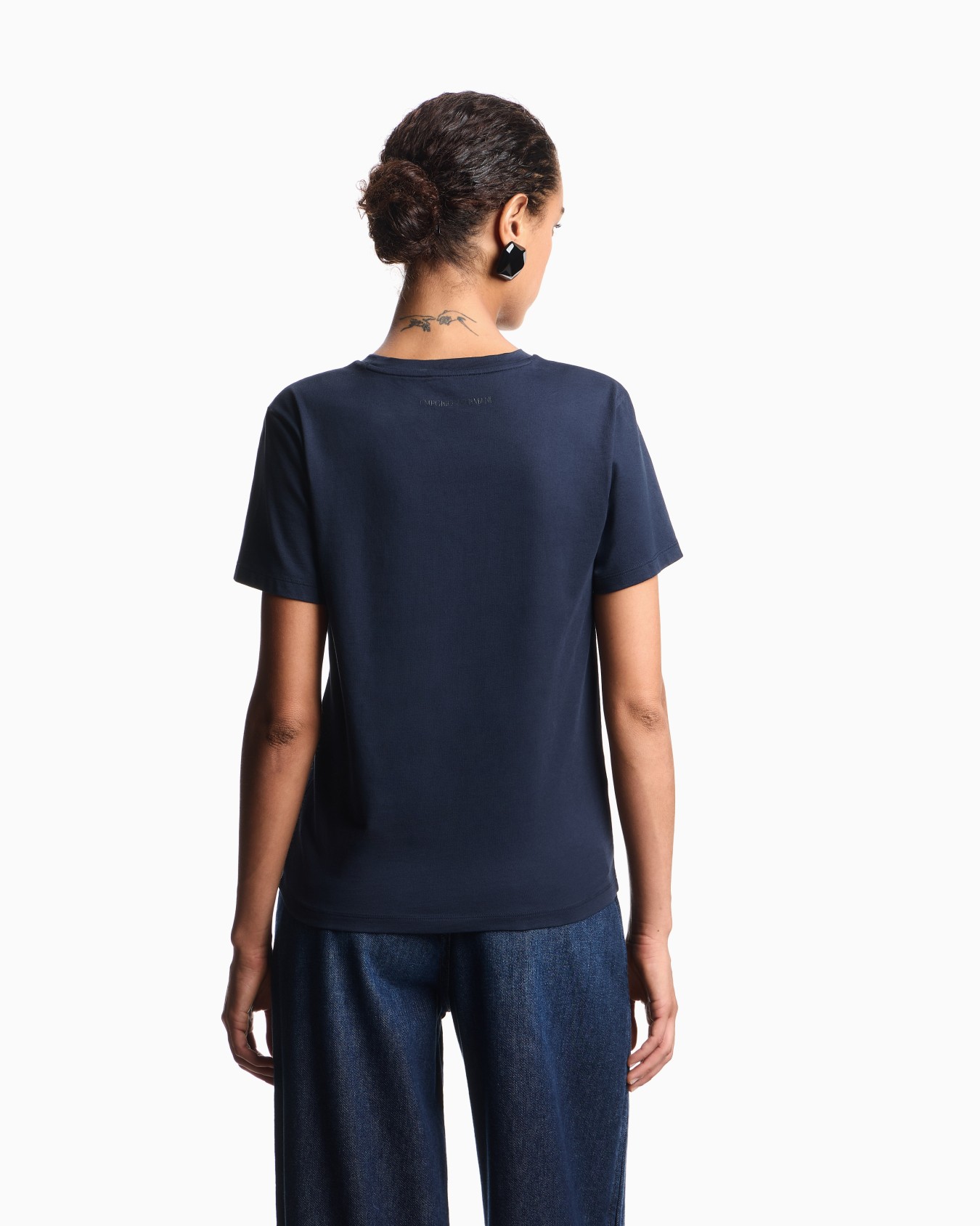 Camiseta de punto orgánico con logotipo multicolor bordado ASV Diapositiva 2