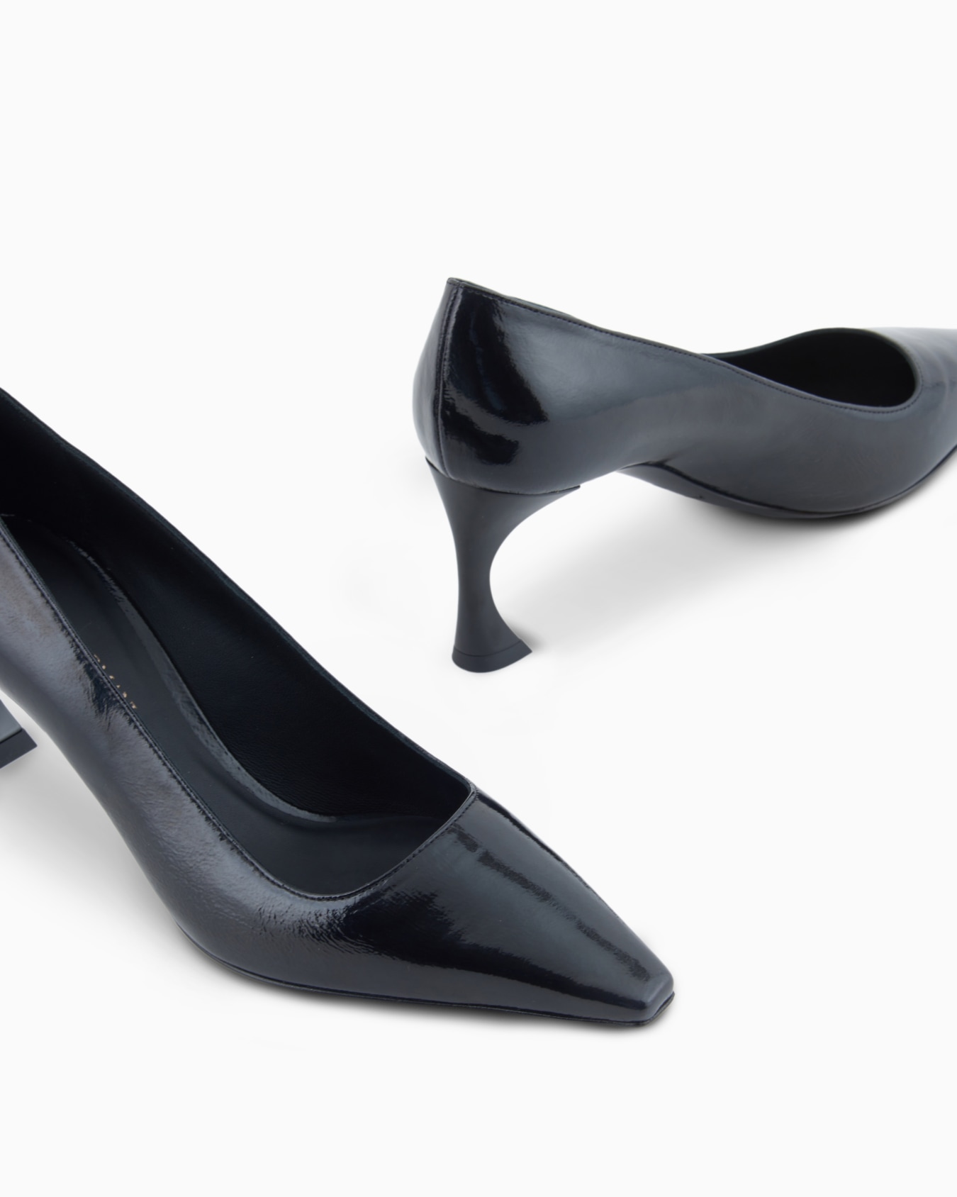 Patent leather court shoes Slide 4
