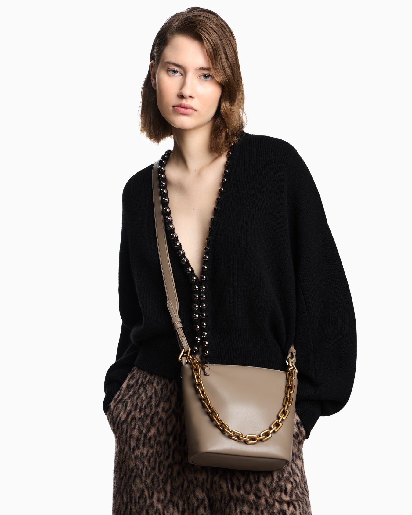 Leather small hobo bag with chain Slide 6
