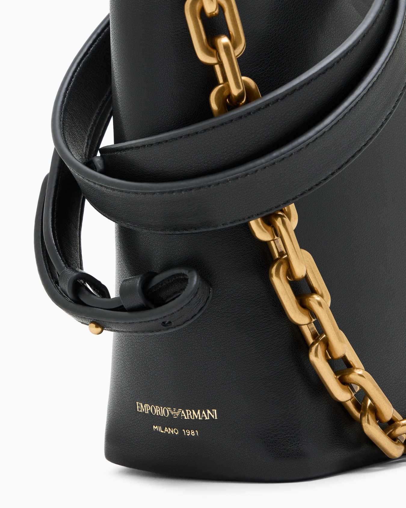 Leather small hobo bag with chain Slide 4