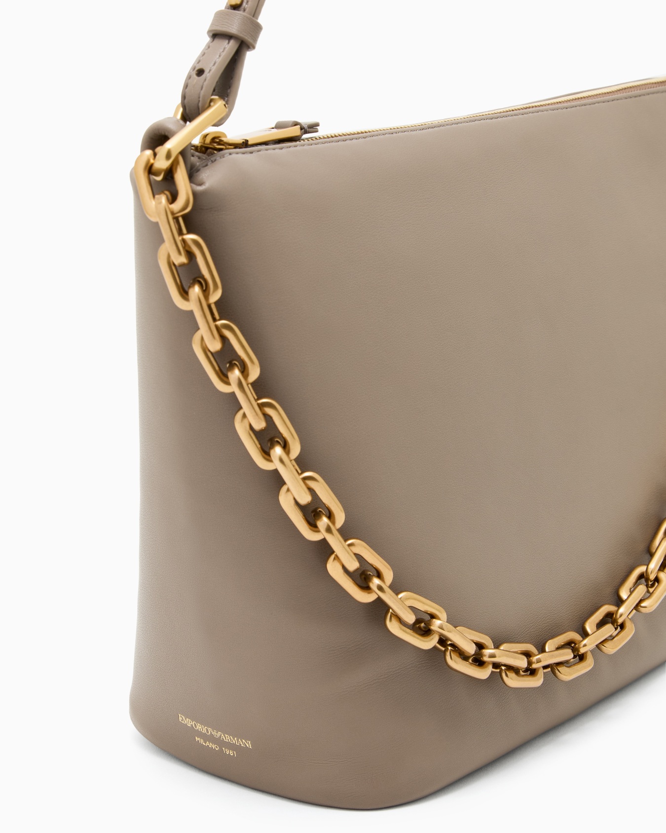 Medium leather hobo bag with chain Slide 4