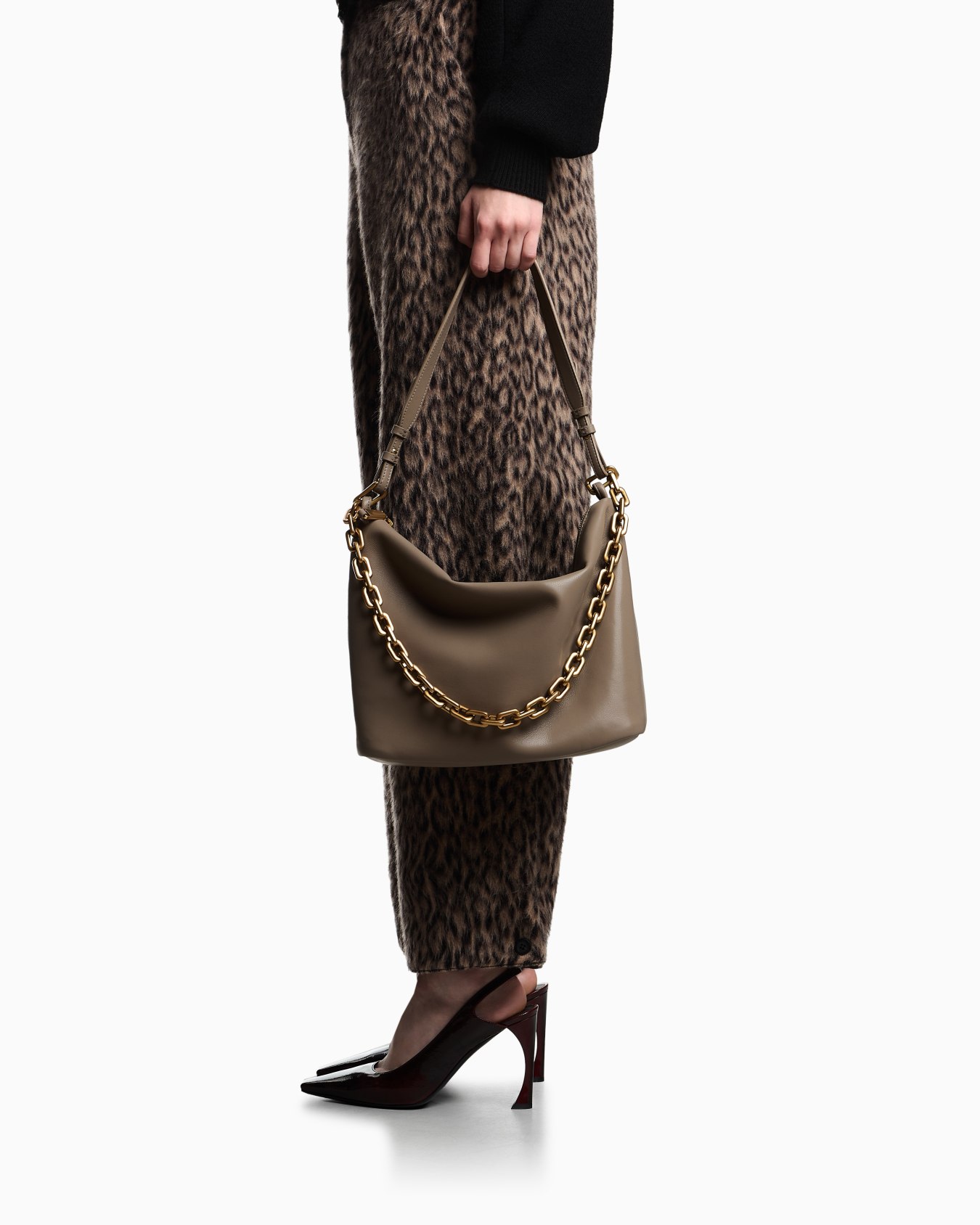 Medium leather hobo bag with chain Slide 5